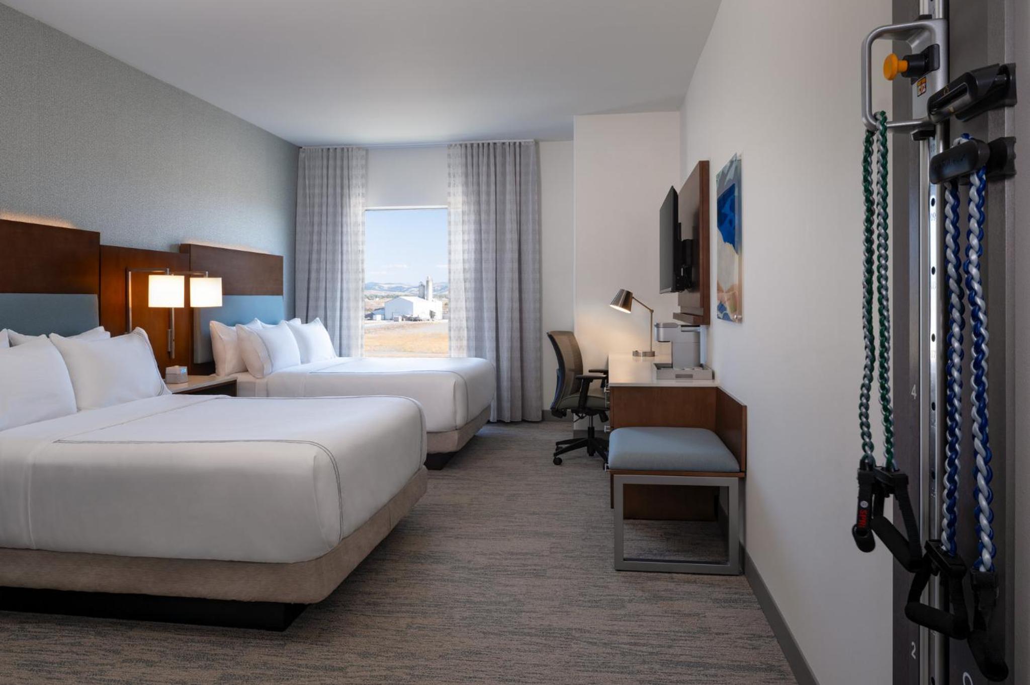 Premium Queen Room with Two Queen Beds photo 2