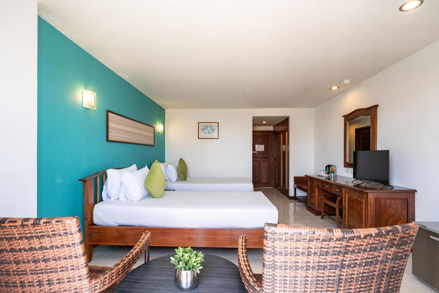 Twin Room with Pool View - Photo 7