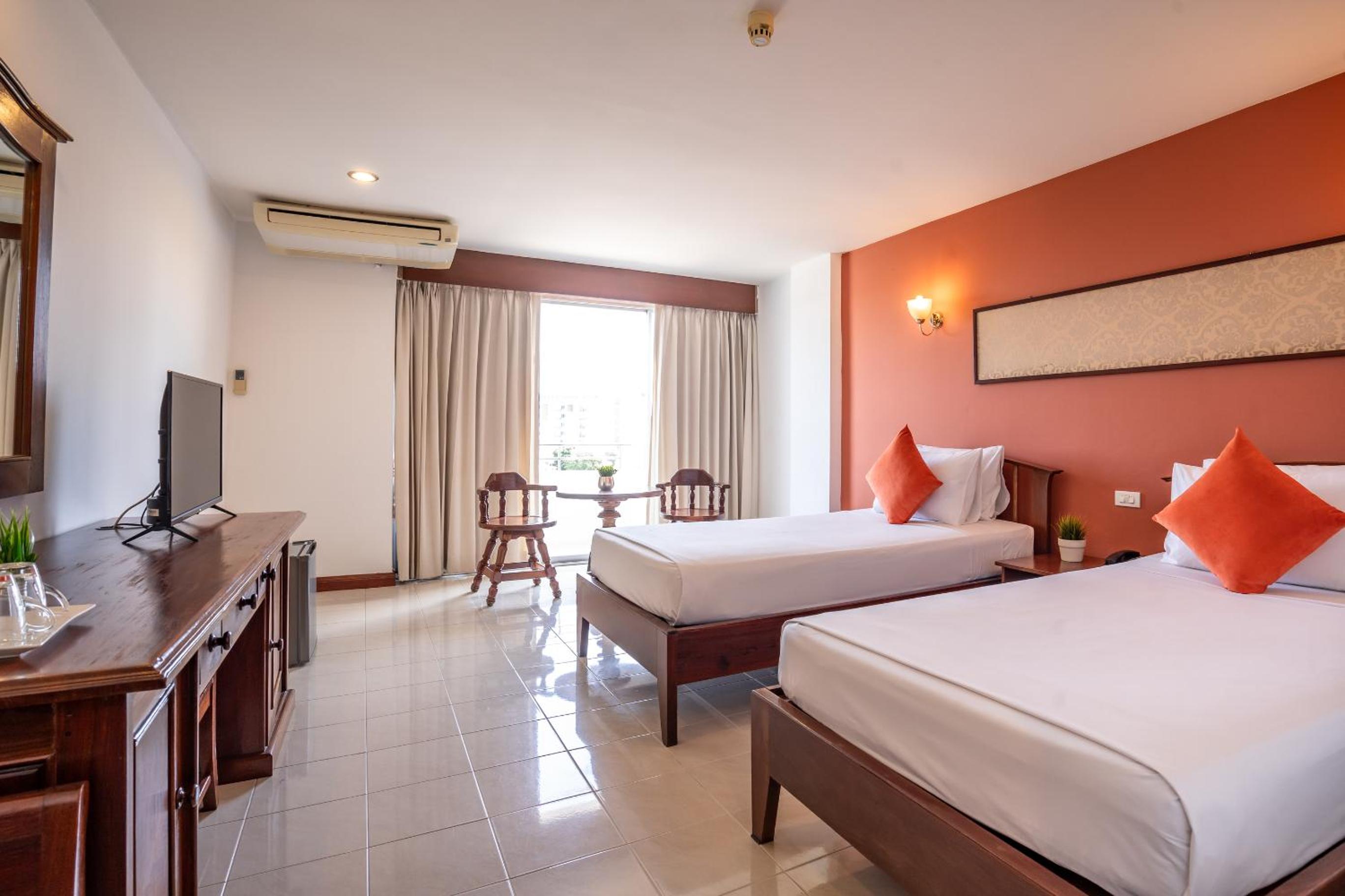 Twin Room with Pool View - Photo 12