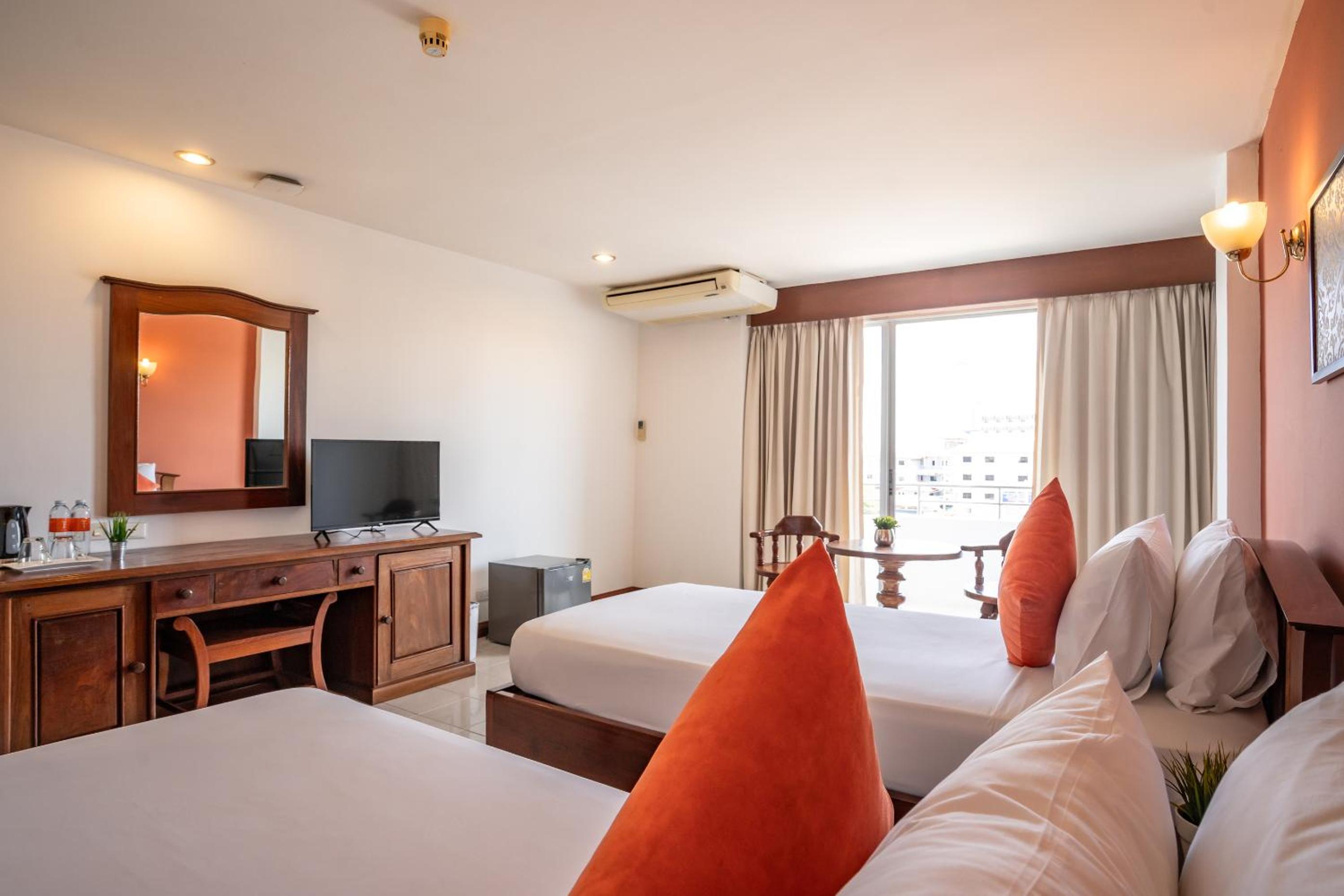 Twin Room with Pool View - Photo 13