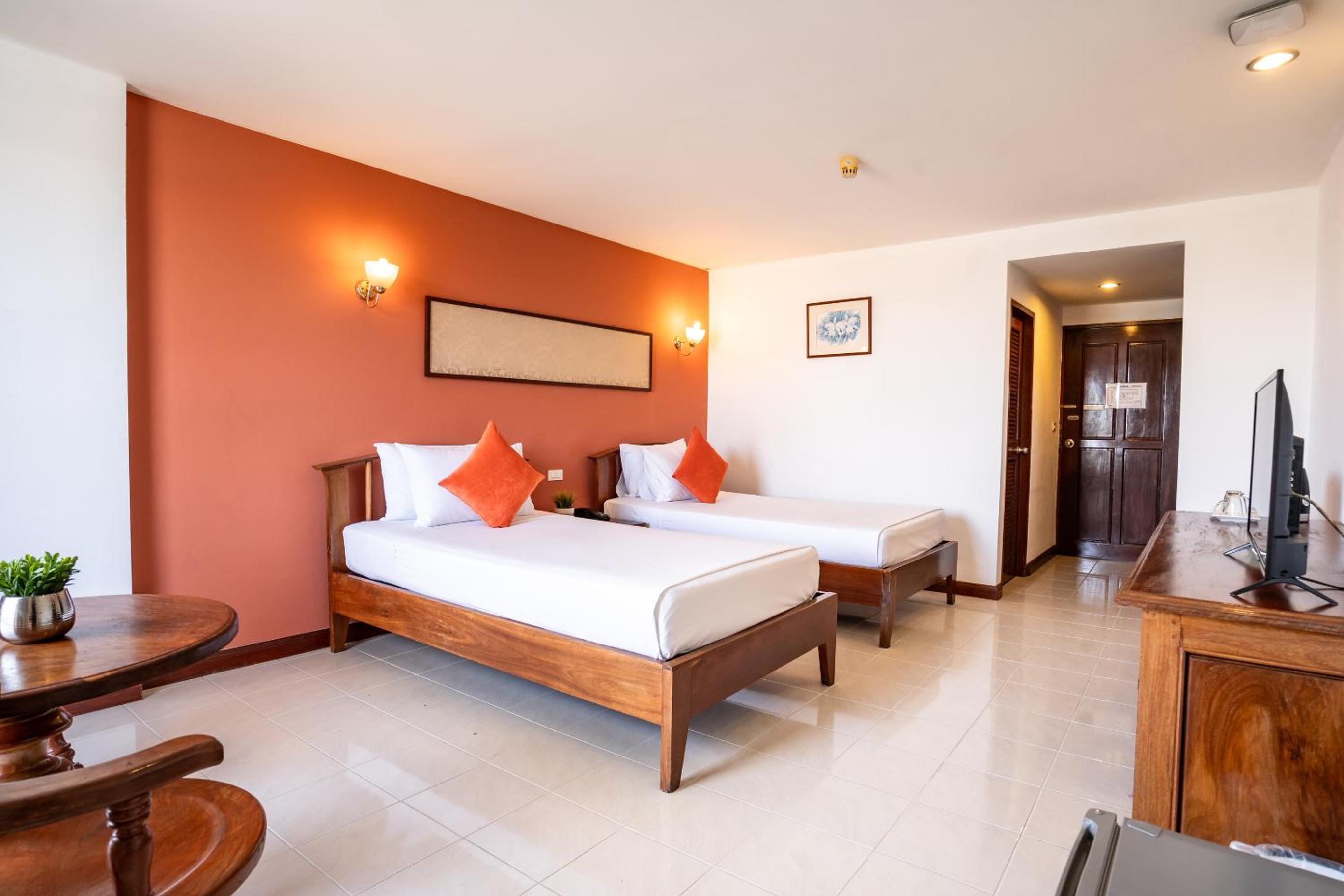 Twin Room with Pool View - Photo 14
