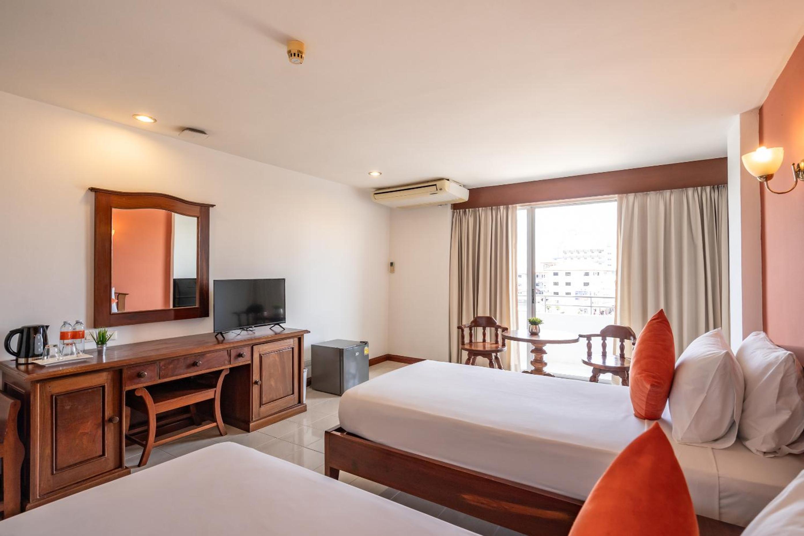 Twin Room with Pool View - Photo 16