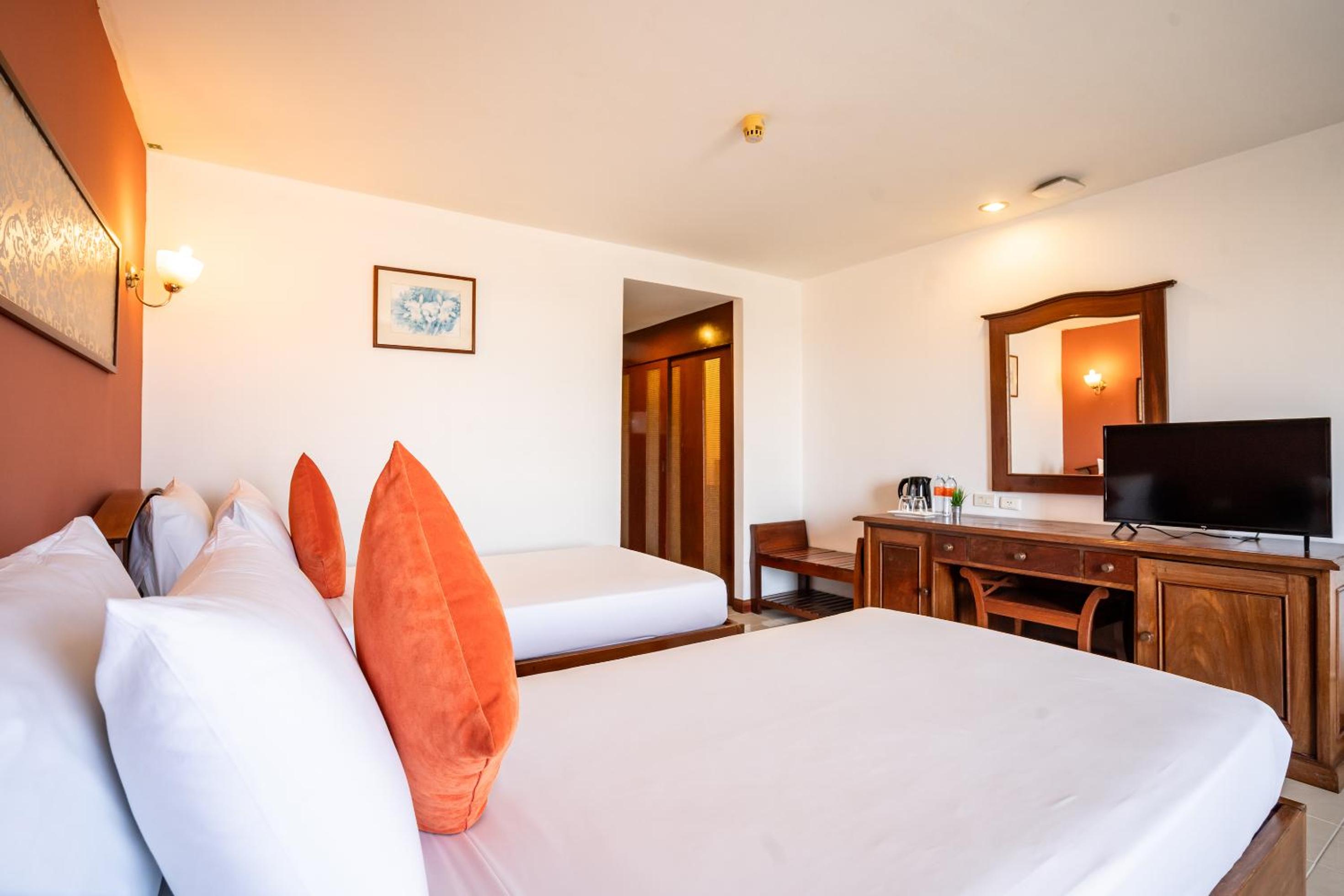 Twin Room with Pool View - Photo 15