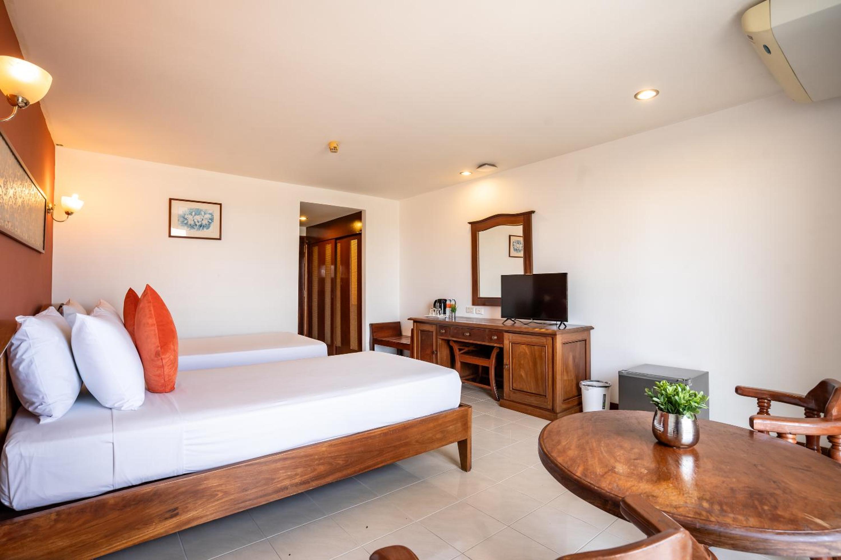 Twin Room with Pool View - Photo 17