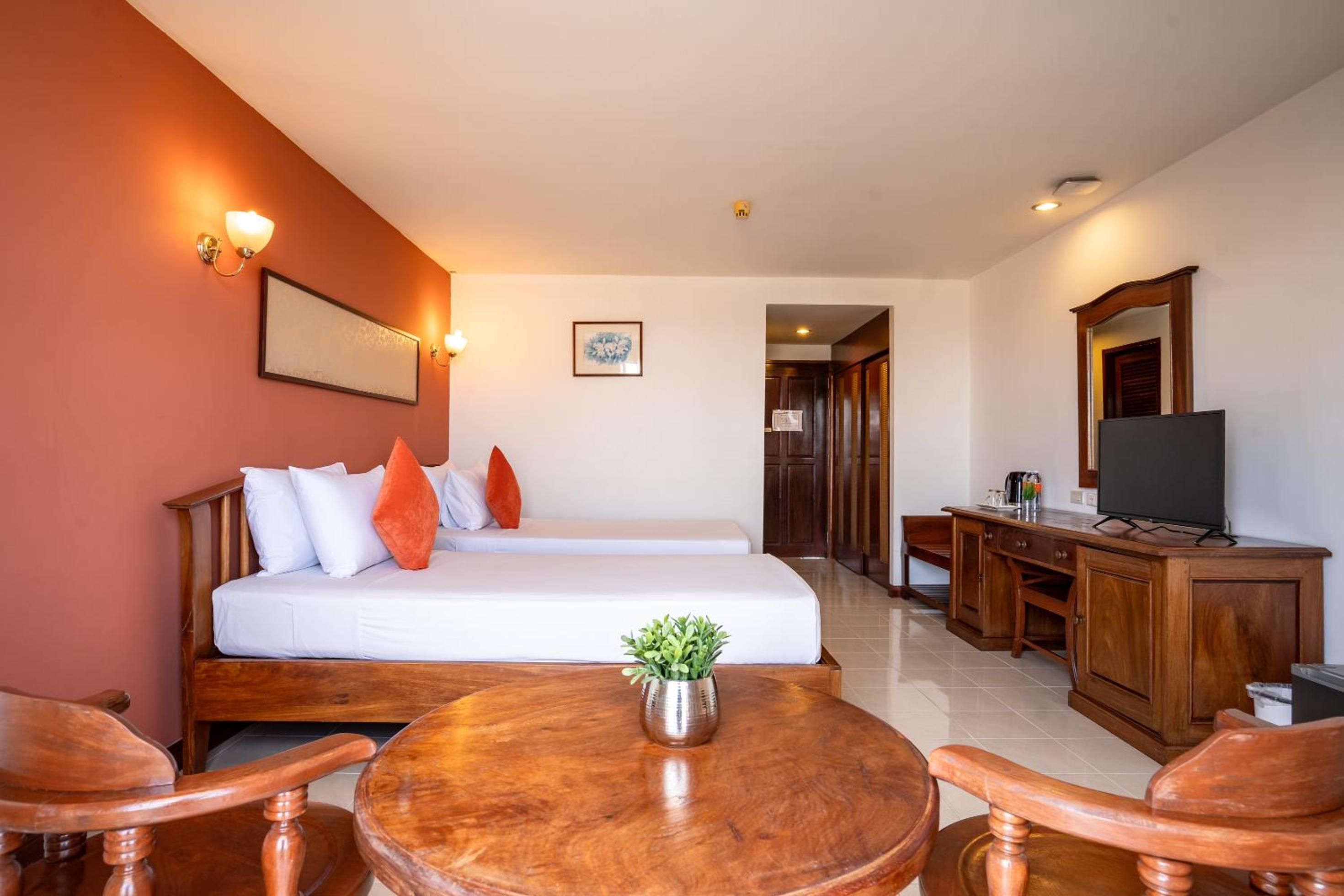 Twin Room with Pool View - Photo 18
