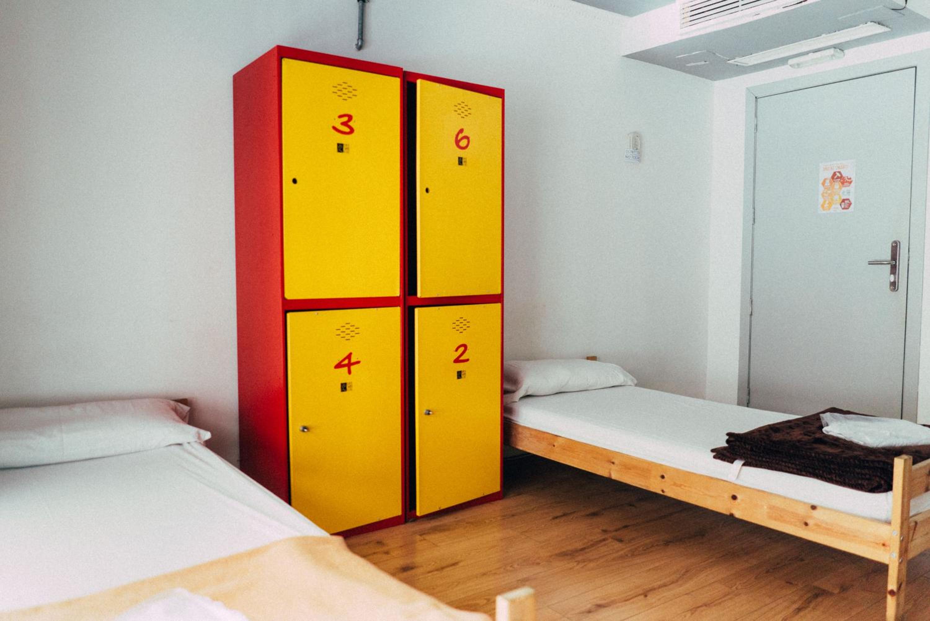 Cama en Habitación Compartida Mixta para 3 Personas