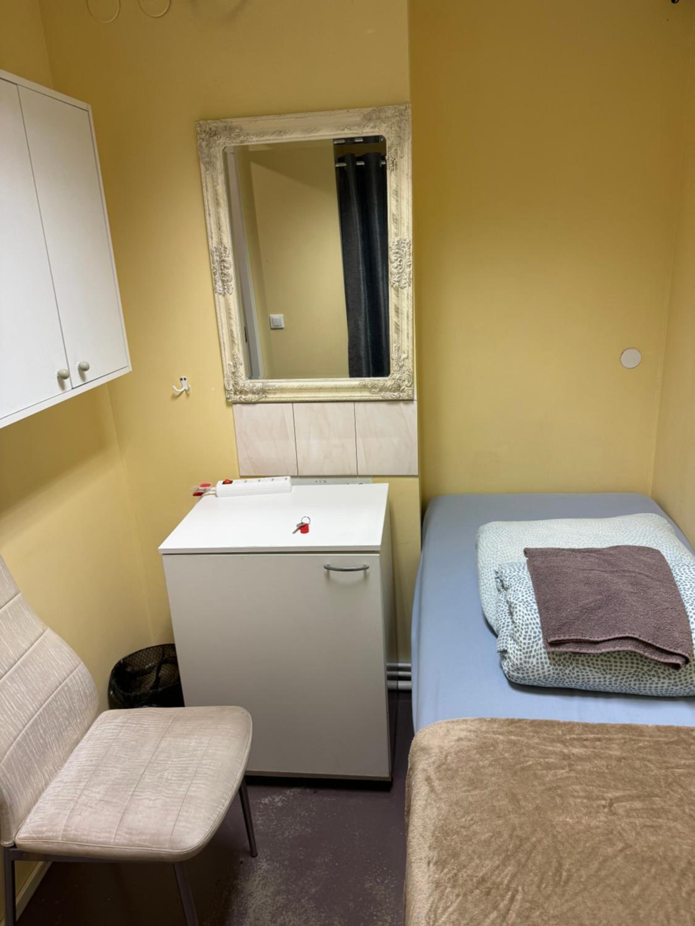 Small Single Room without Window - Semi-Basement Floor photo 3