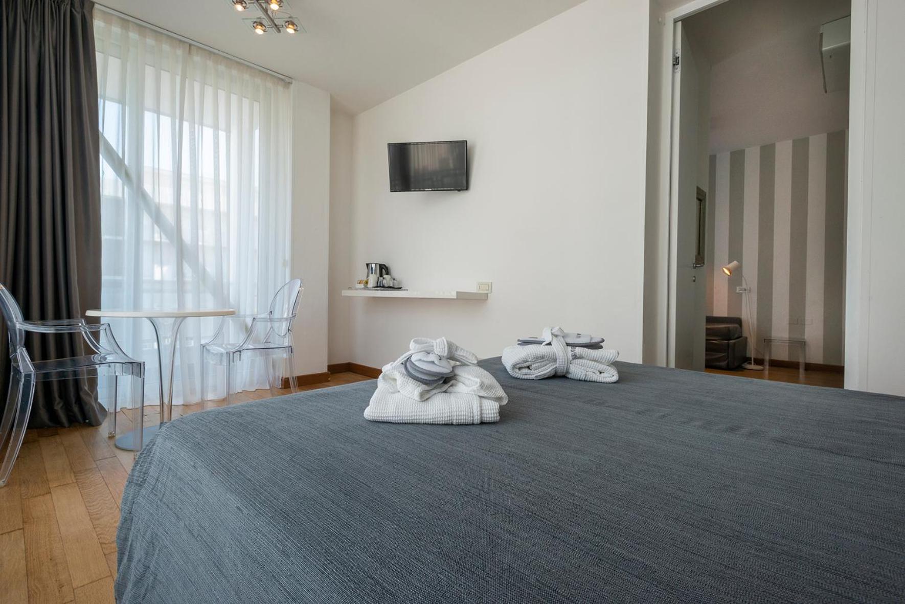 Deluxe Family Room with Side Sea View - Photo 3