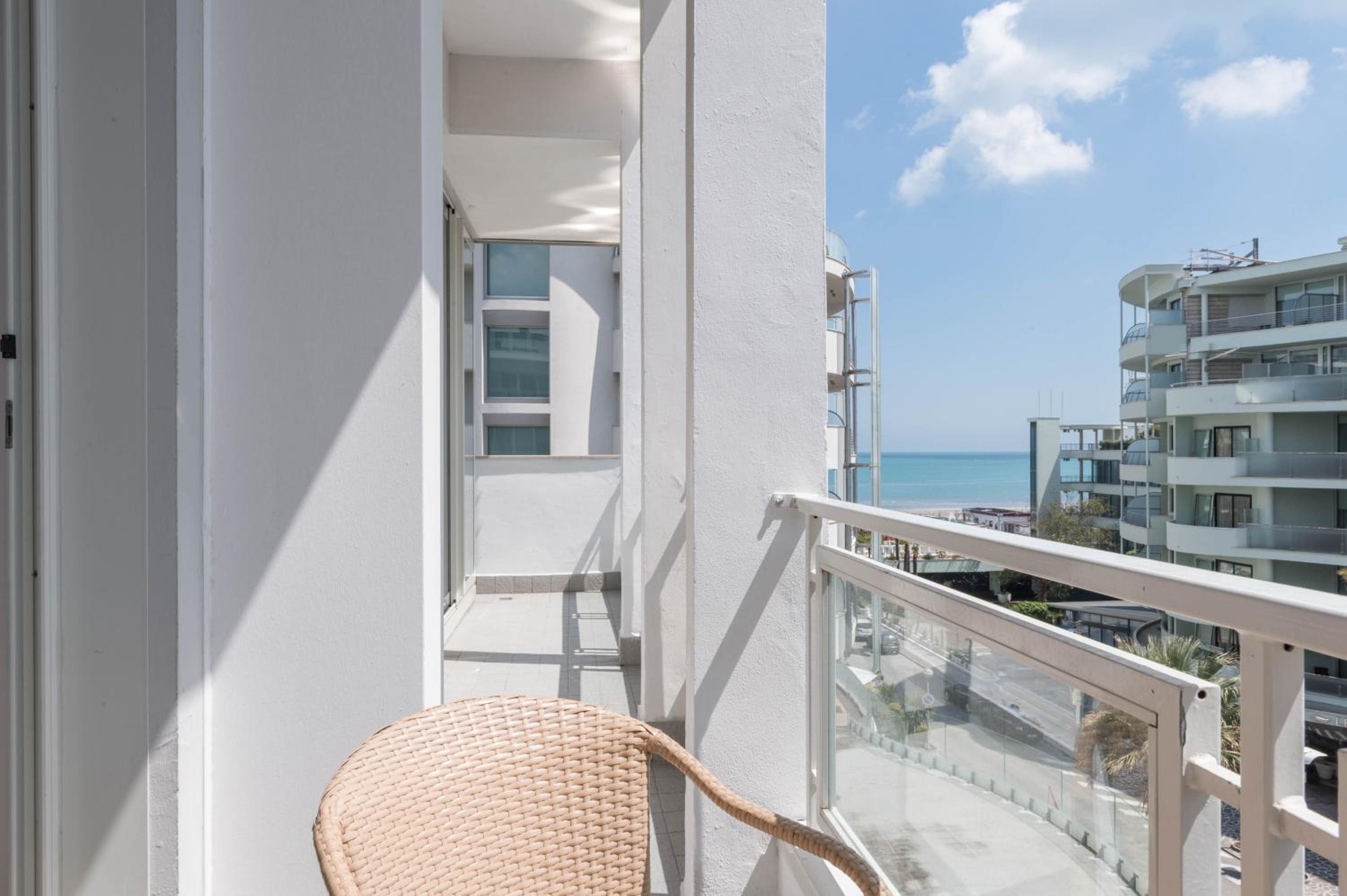 Double Room with Side Sea View - Photo 7