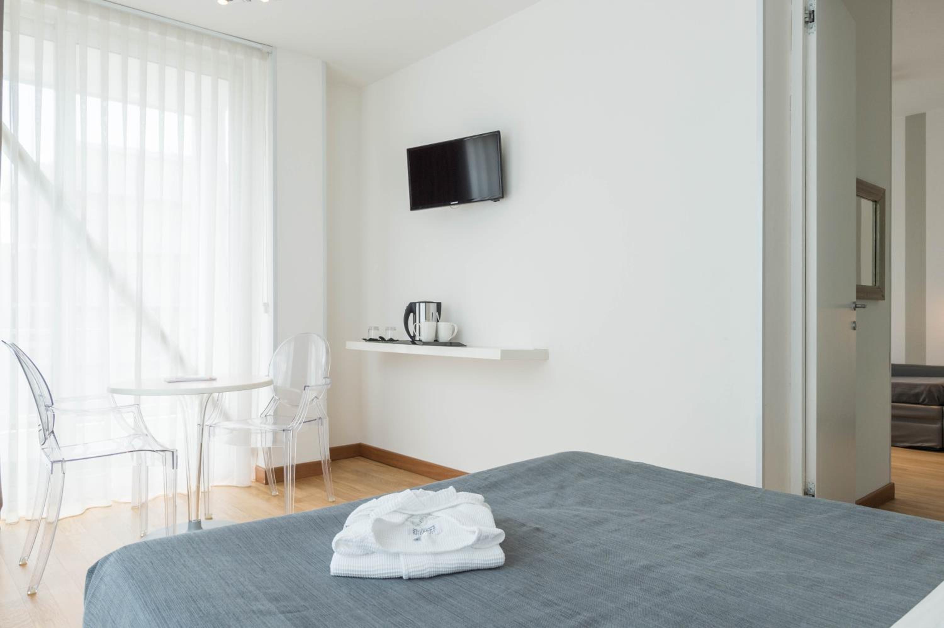 Deluxe Family Room with Side Sea View - Photo 6