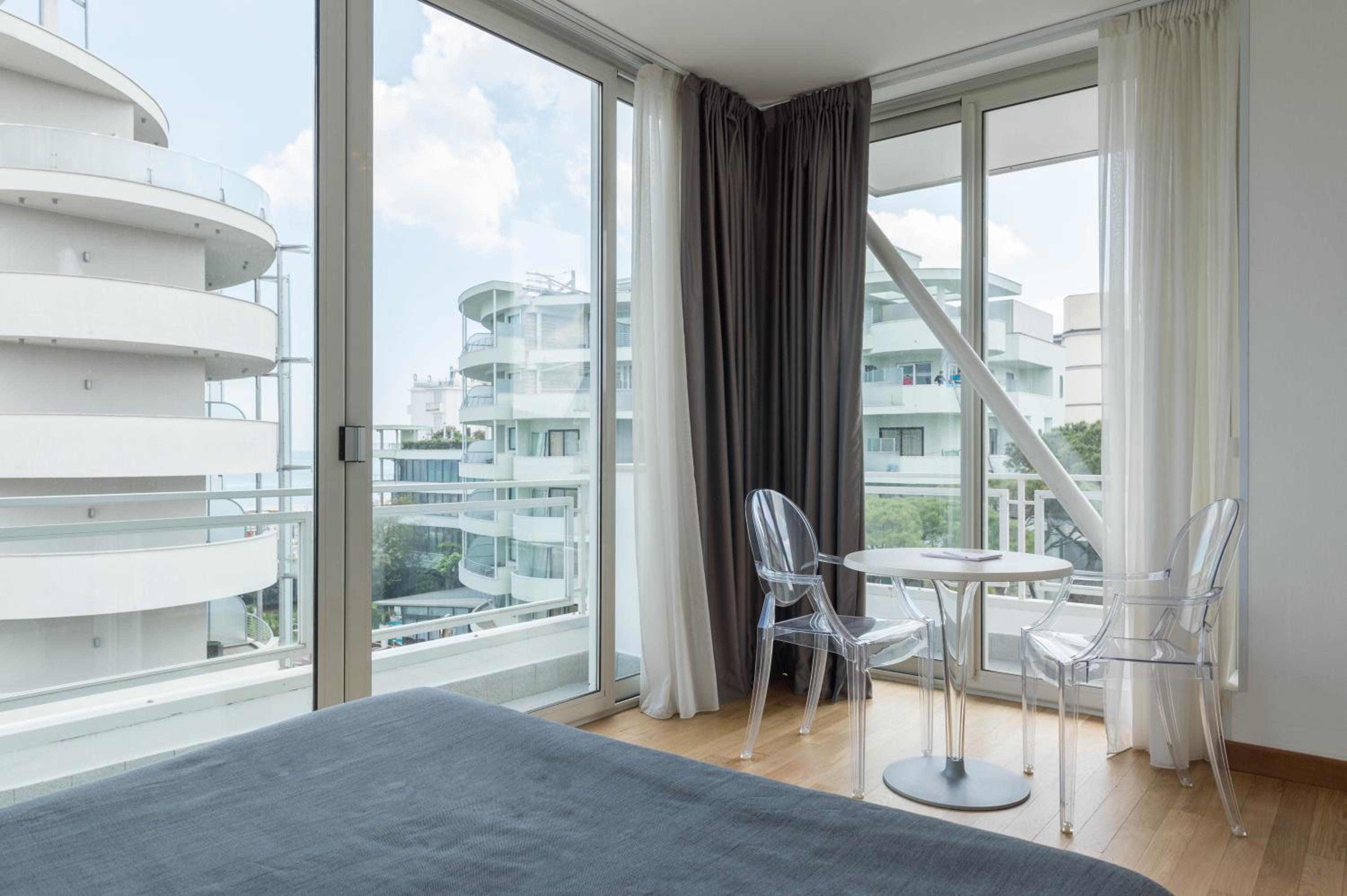 Deluxe Family Room with Side Sea View - Photo 8
