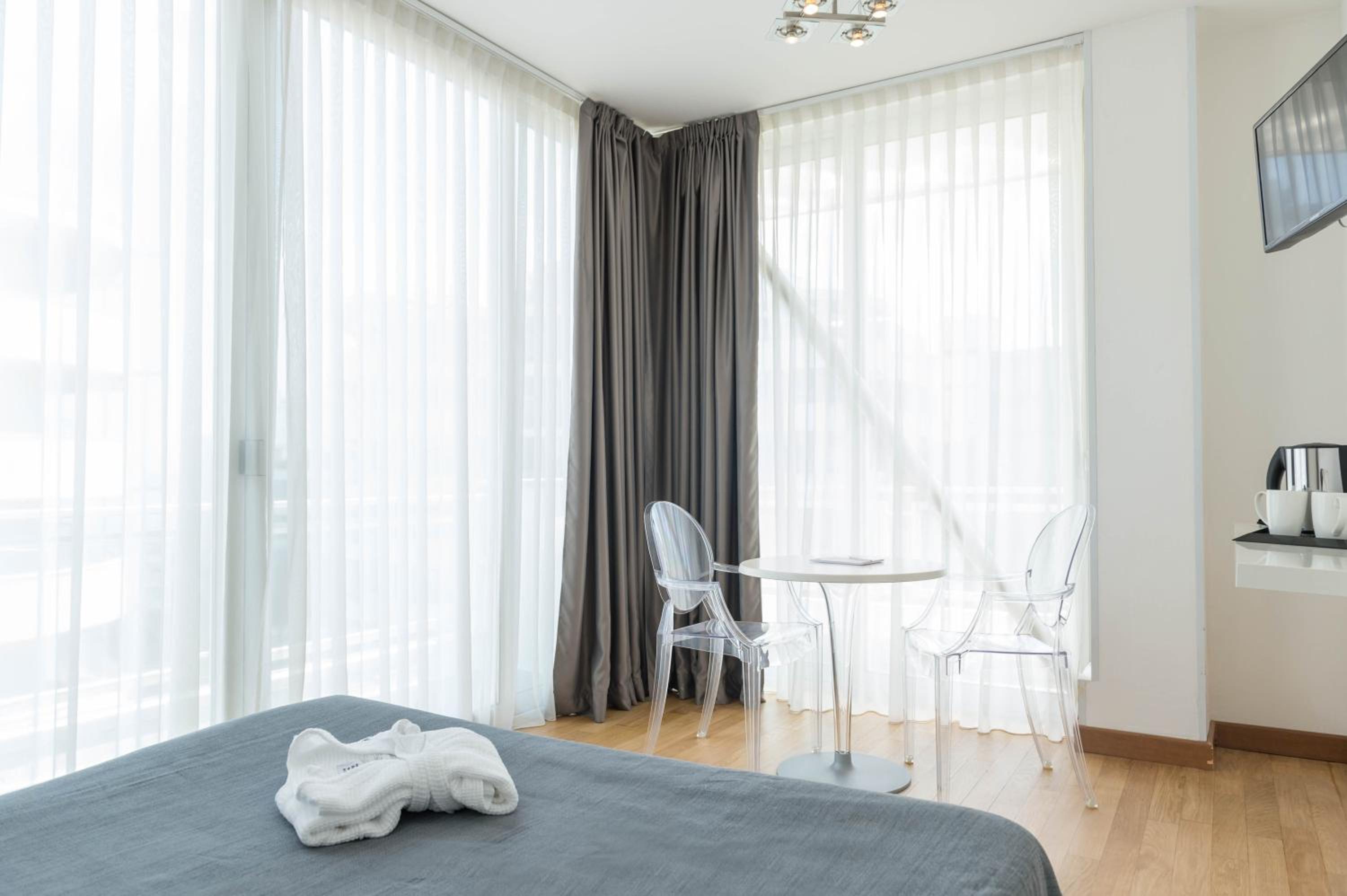 Deluxe Family Room with Side Sea View - Photo 4