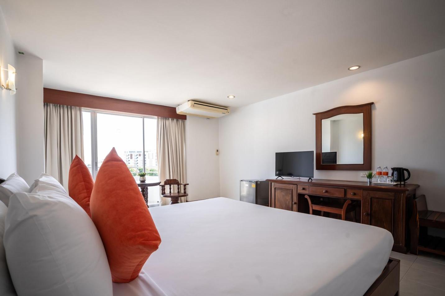 Double Room with Pool View - Photo 13