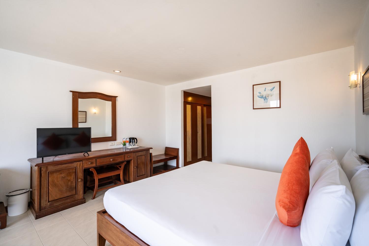 Double Room with Pool View - Photo 14