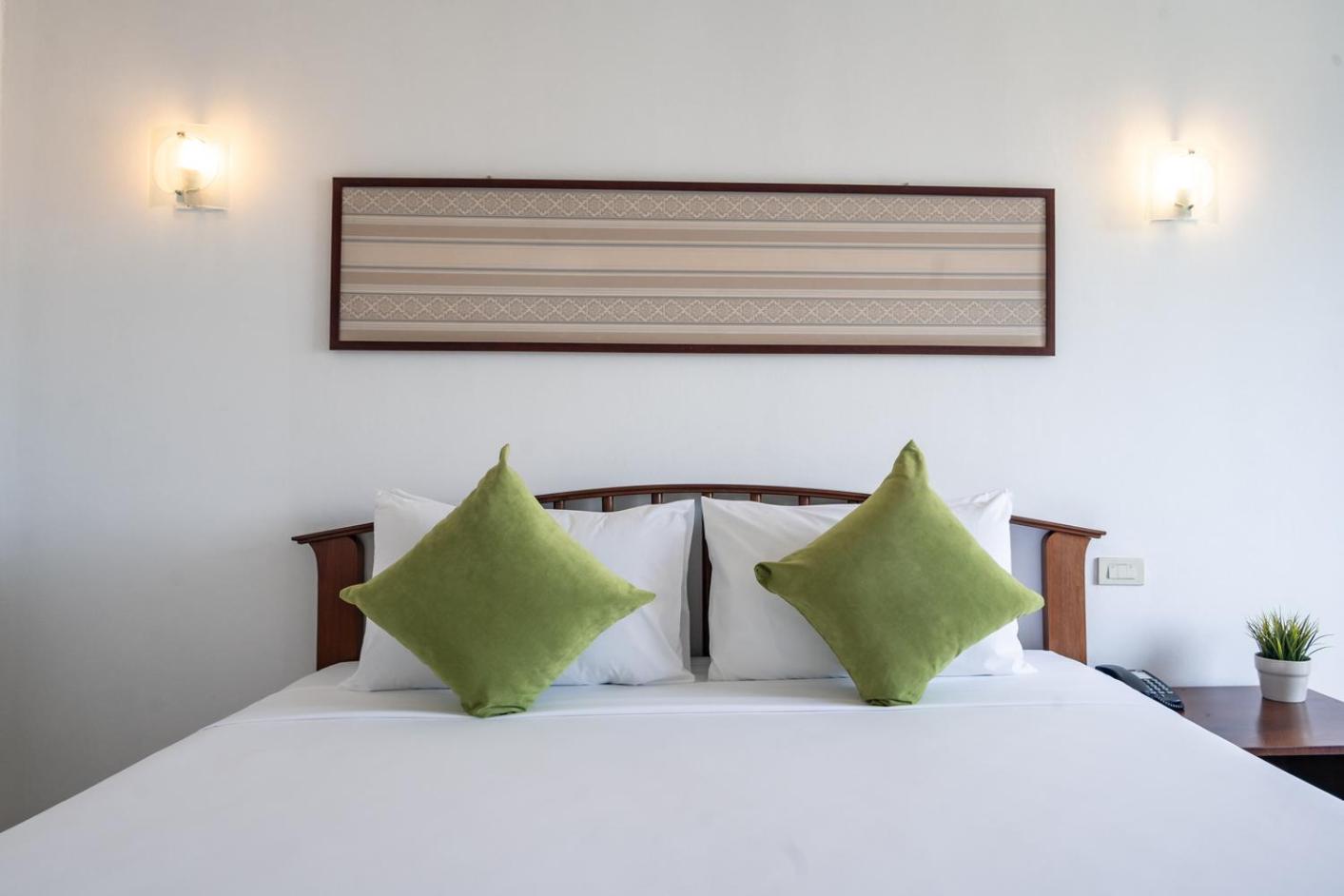 Double Room with Pool View - Photo 15