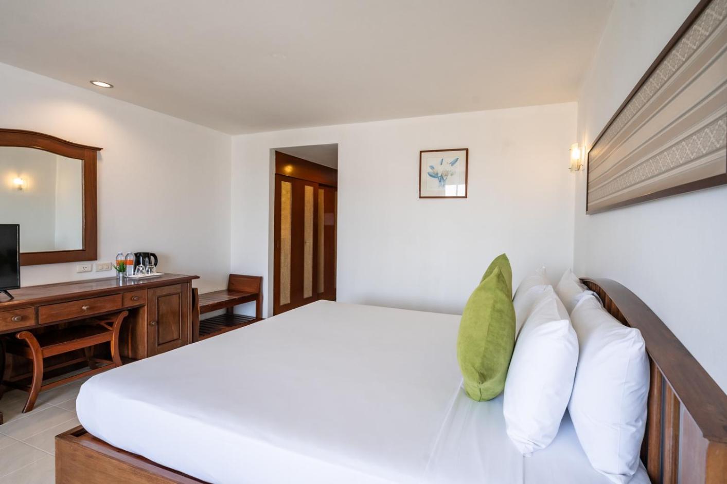 Double Room with Pool View - Photo 16