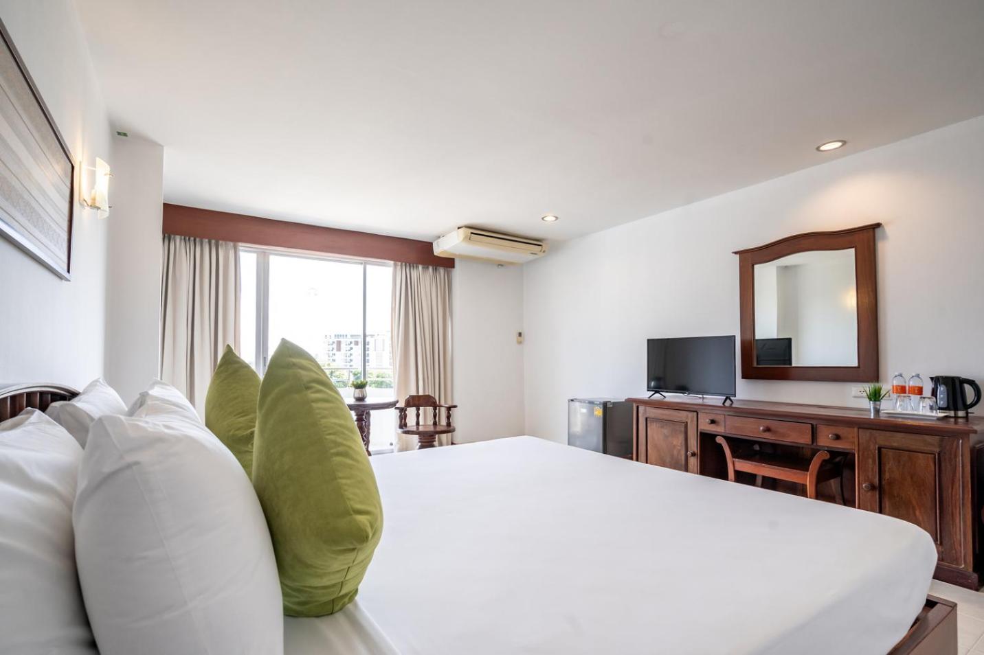 Double Room with Pool View - Photo 17