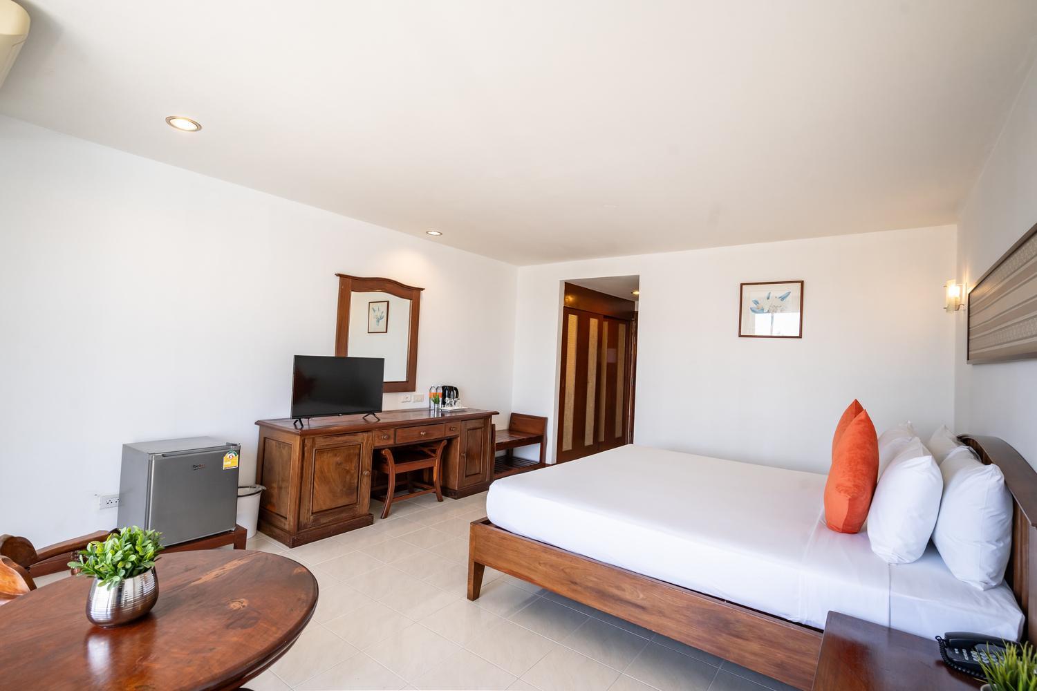 Double Room with Pool View - Photo 18