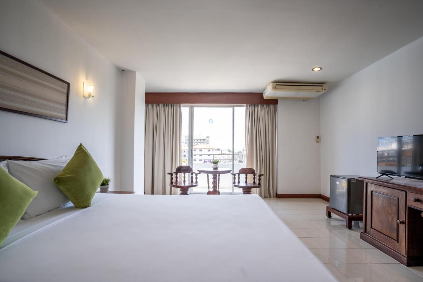 Double Room with Pool View - Photo 7