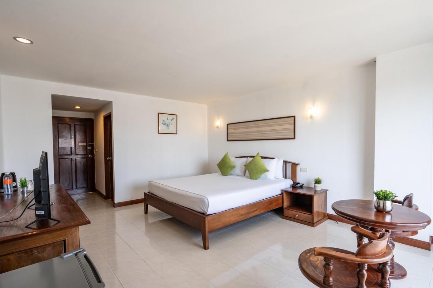 Double Room with Pool View - Photo 6