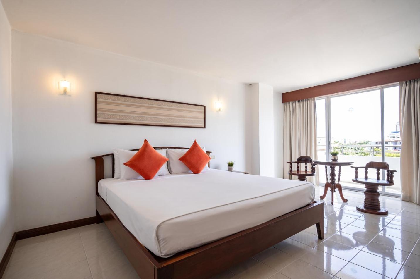 Double Room with Pool View - Photo 5