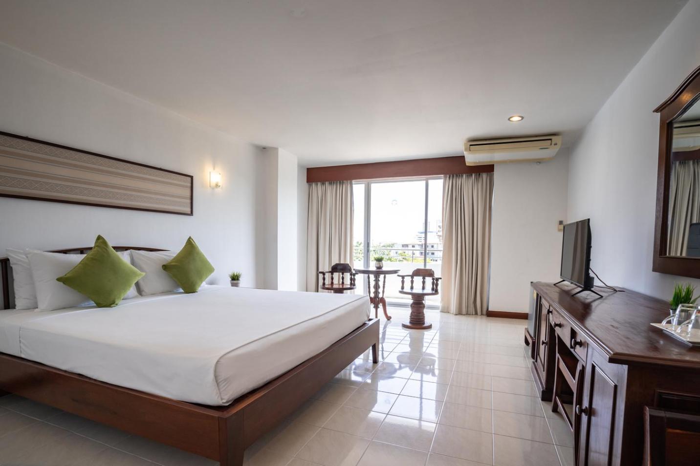 Double Room with Pool View - Photo 4