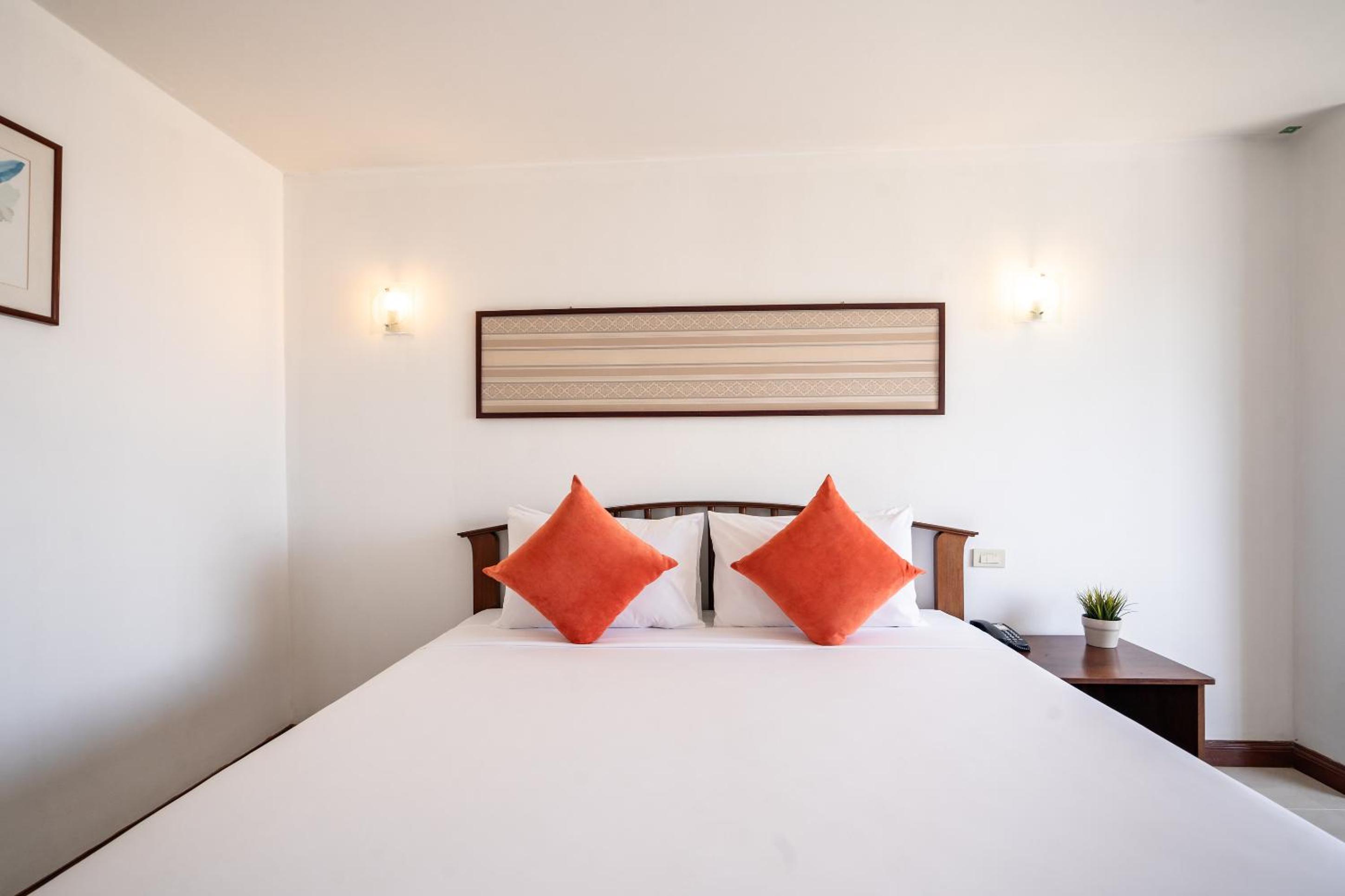Double Room with Pool View - Photo 3