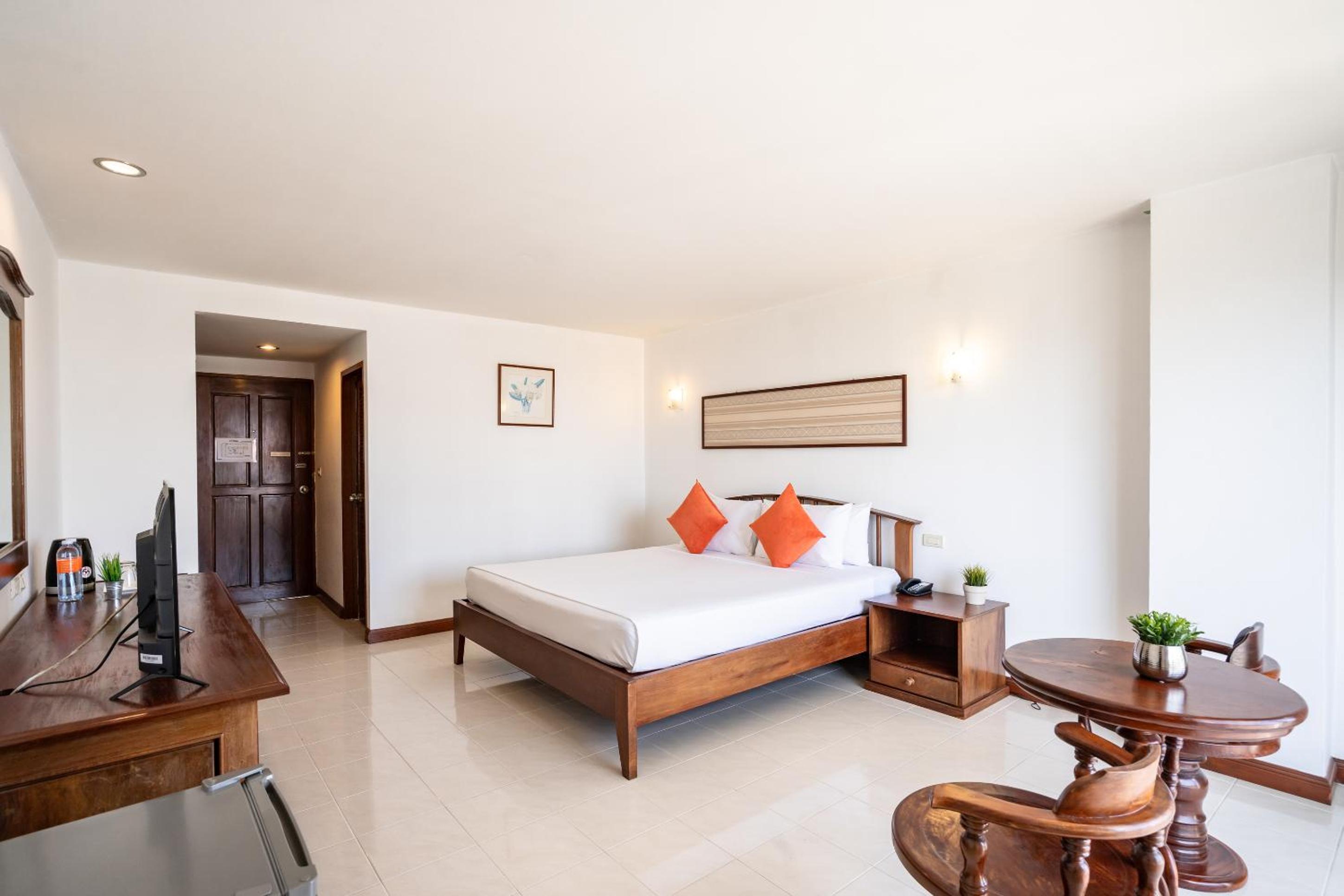 Double Room with Pool View - Photo 23