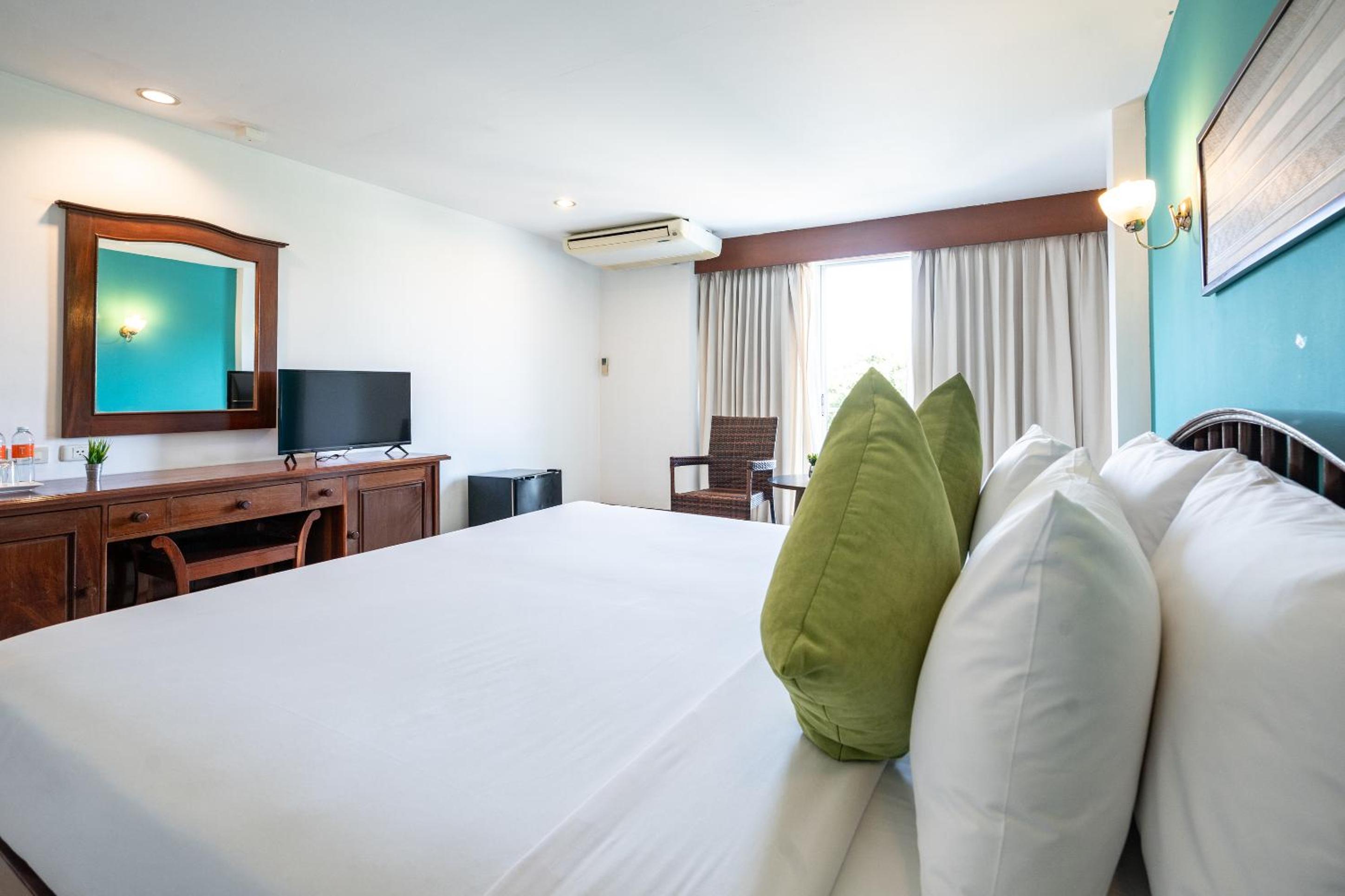 Double Room with Pool View - Photo 21