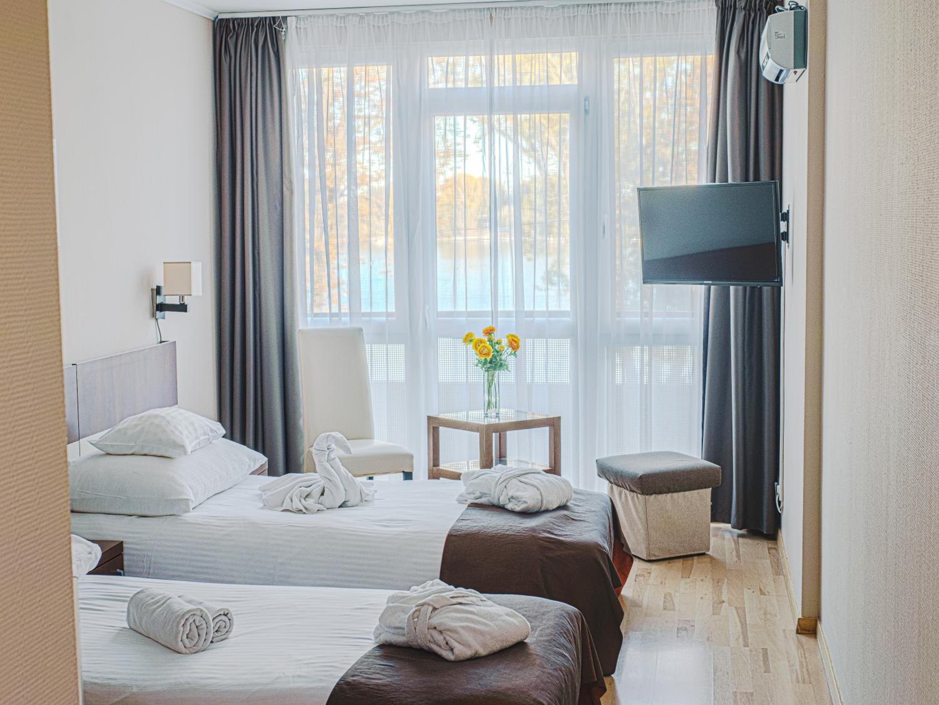 Double or Twin Room with Balcony - Photo 8