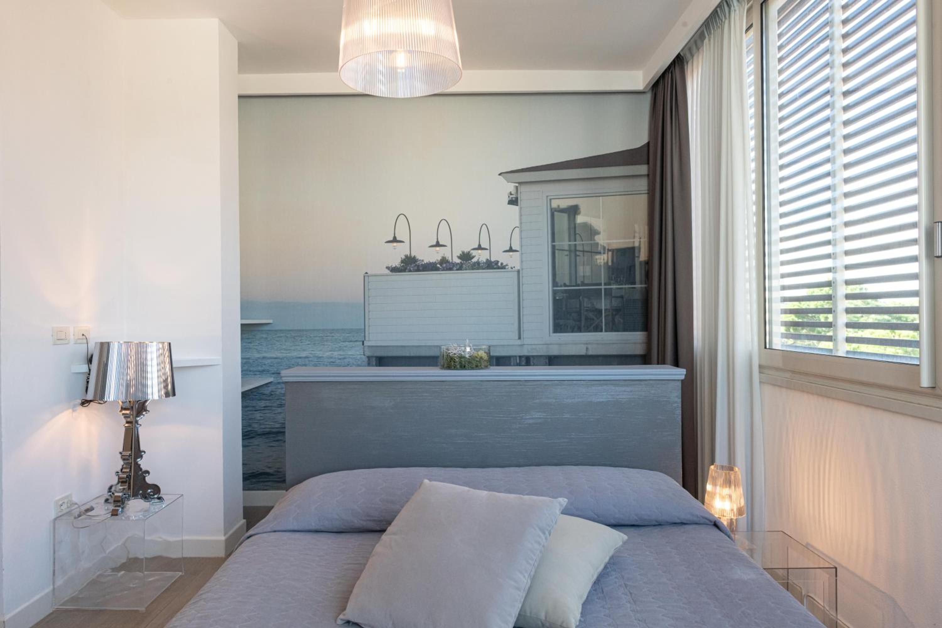 Junior Suite with Side Sea View - Photo 12