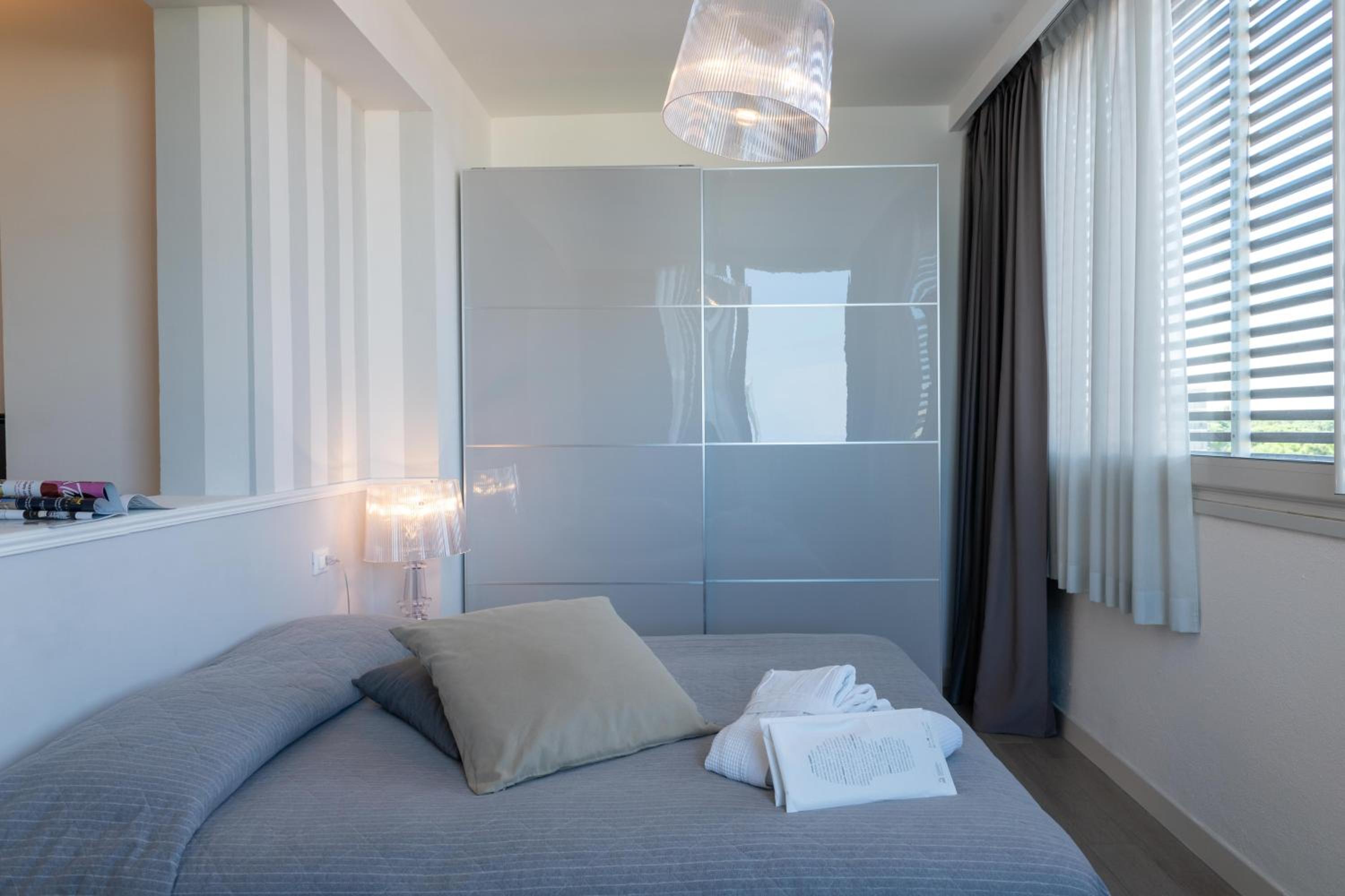 Junior Suite with Side Sea View - Photo 9