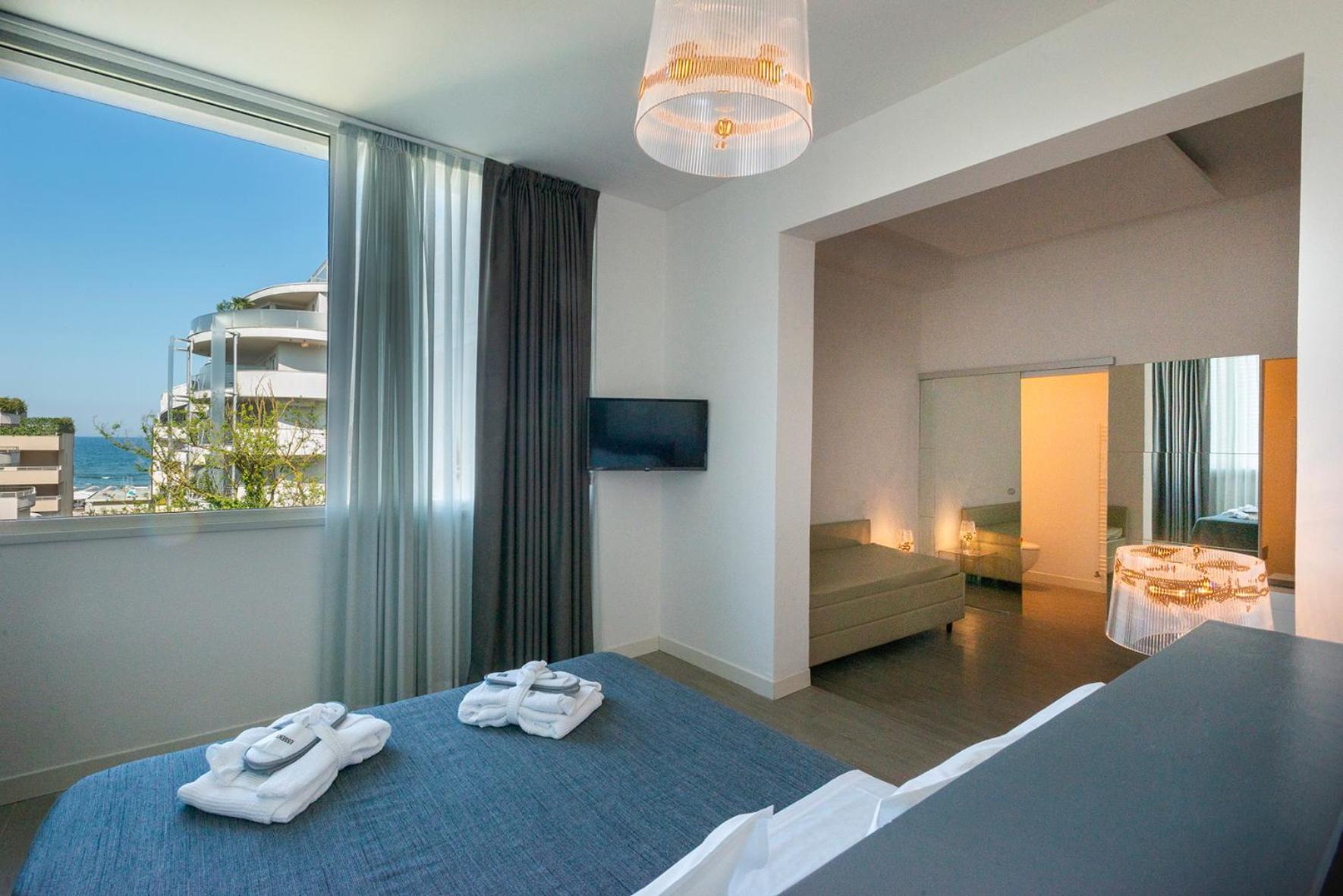 Junior Suite with Side Sea View - Photo 1