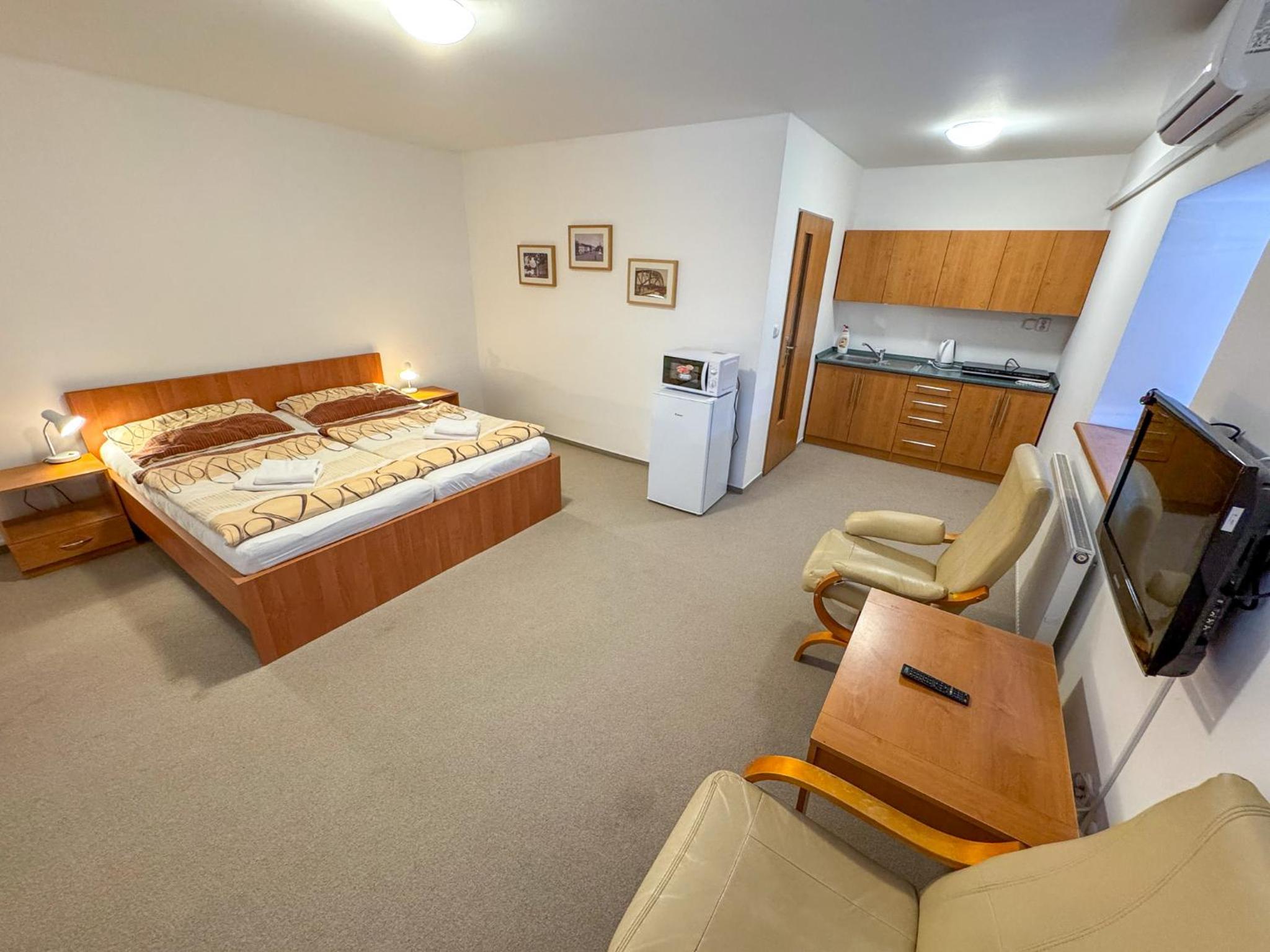 King Room with Roll-In Shower - Disability Access