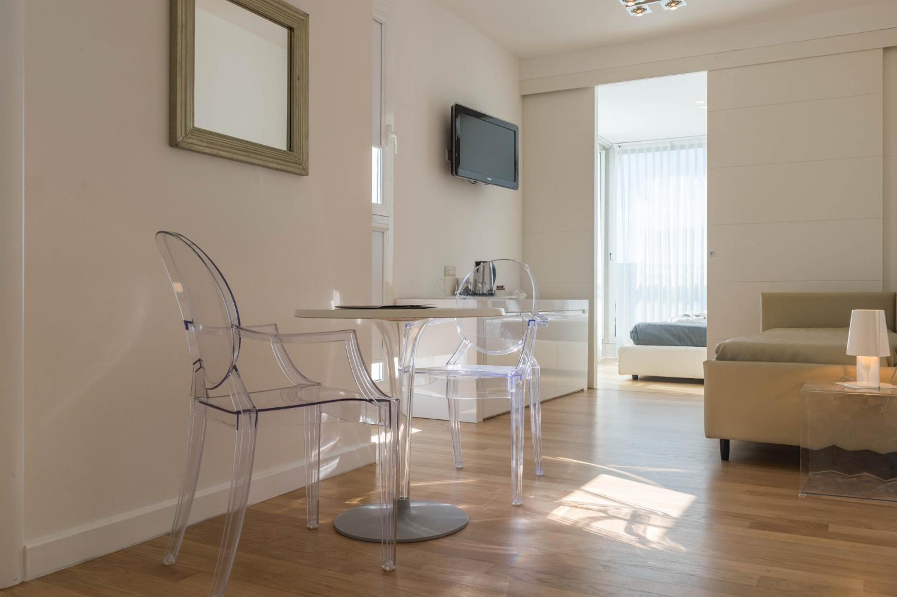 Deluxe Suite with Sea View - Photo 2
