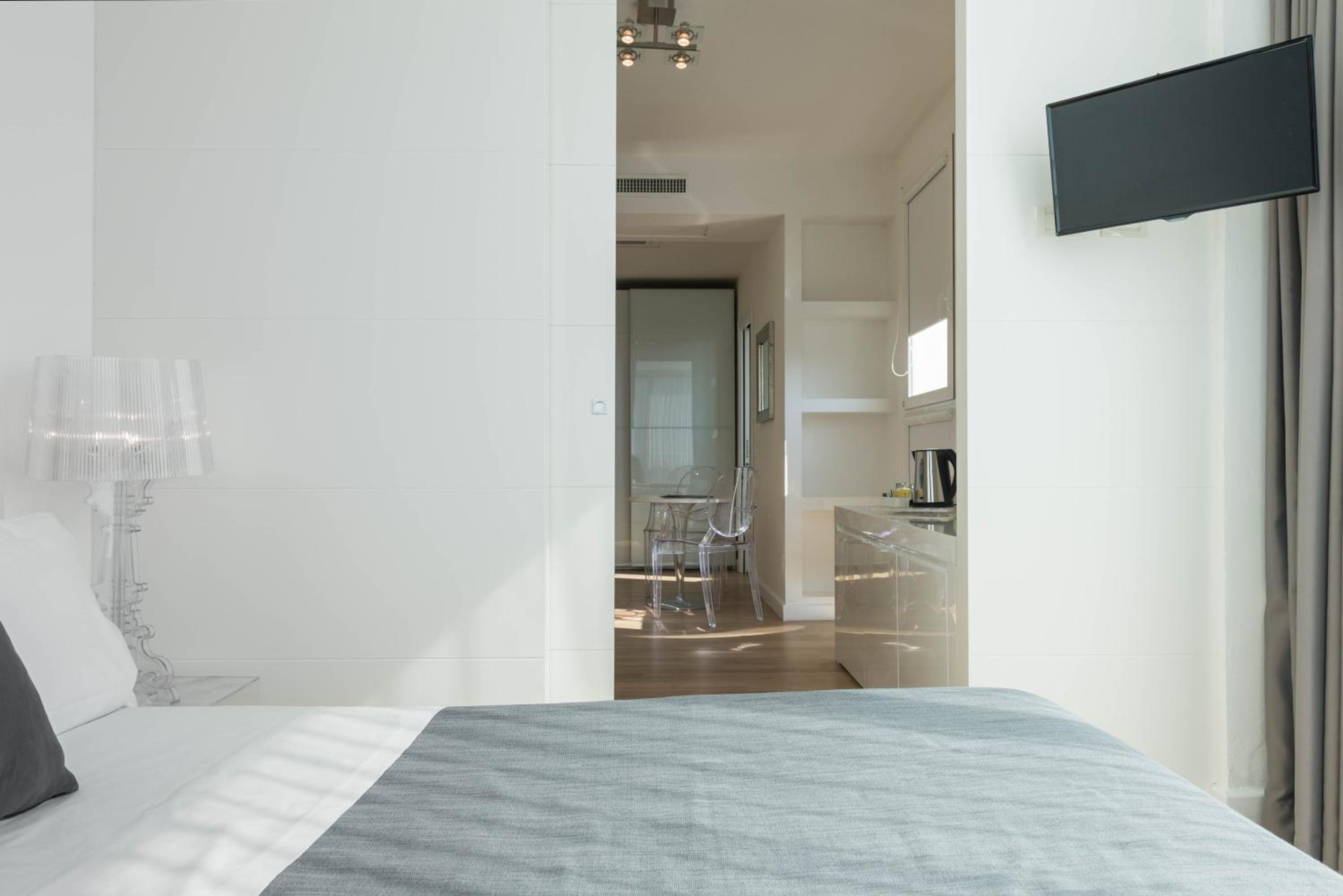 Deluxe Suite with Sea View - Photo 3