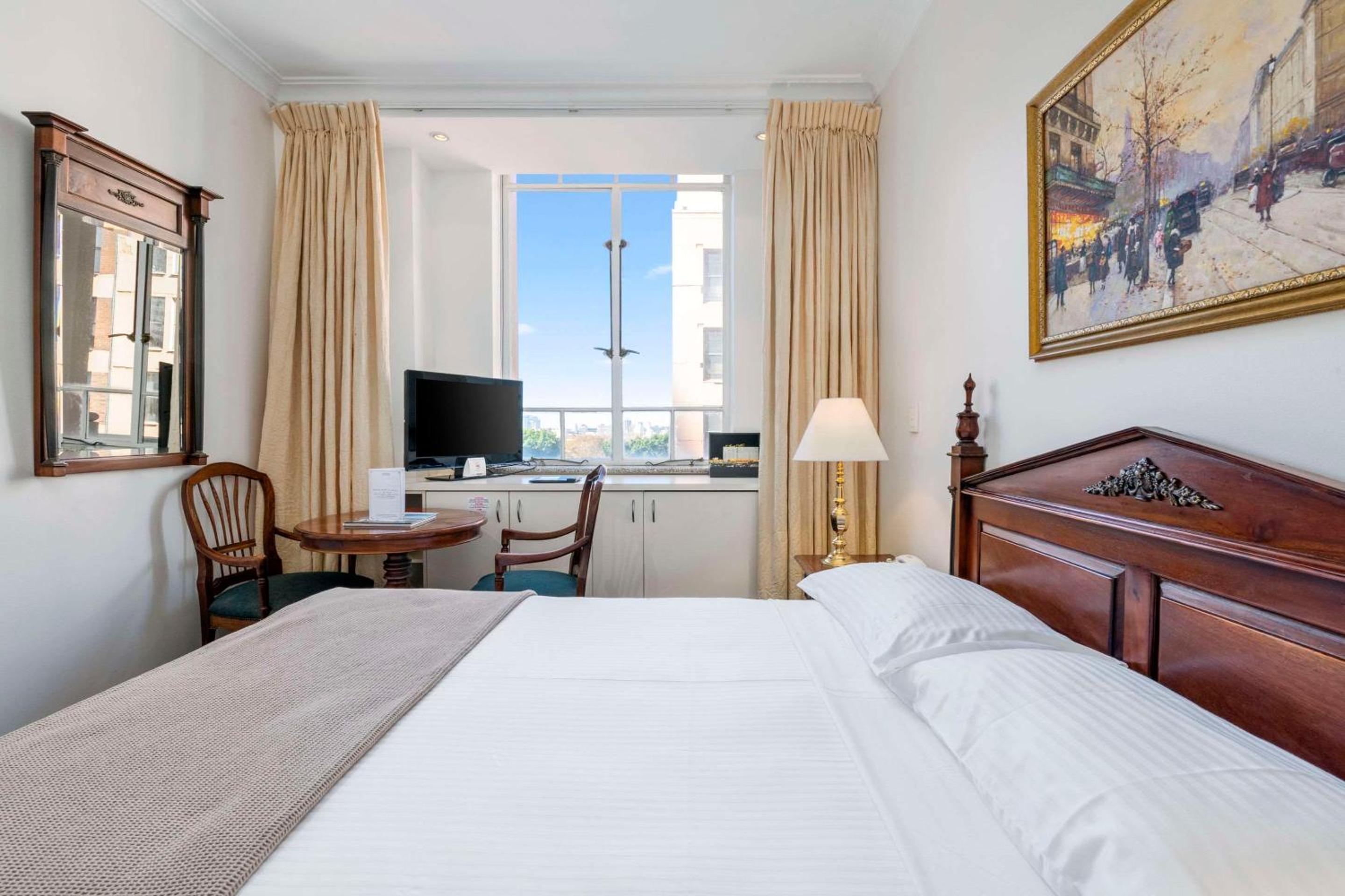Deluxe Queen Room - Free Wifi thumbnail 5