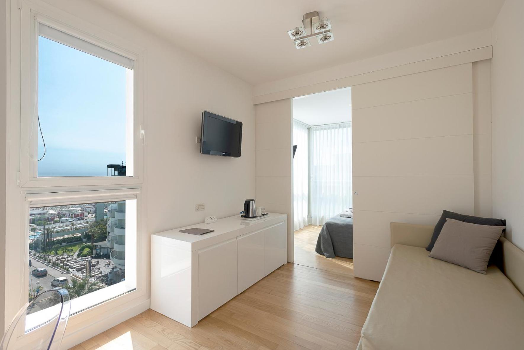 Deluxe Suite with Sea View - Photo 7