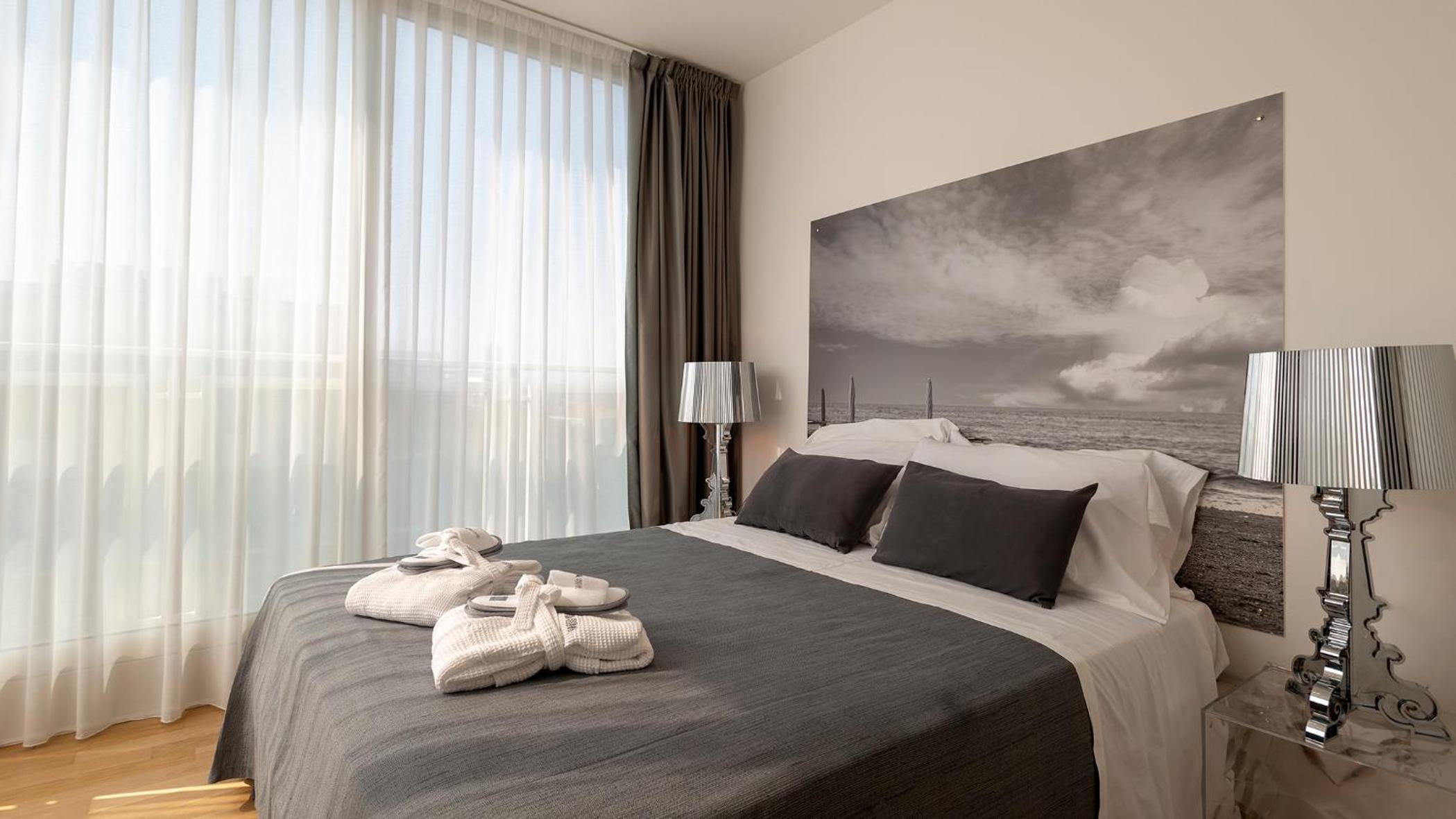 Deluxe Suite with Sea View - Photo 4