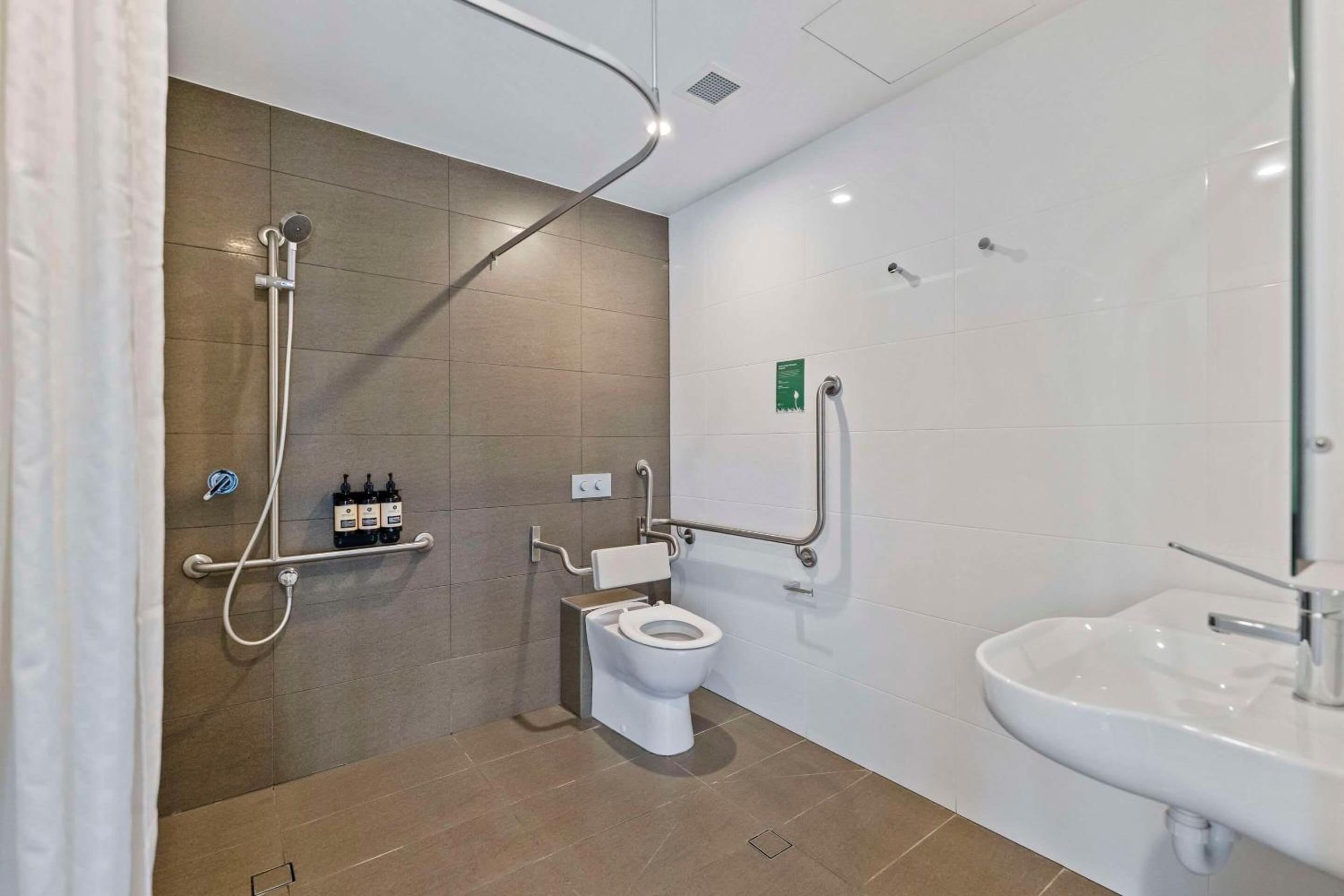 Deluxe King Suite - Wheelchair Accessible/Non-Smoking