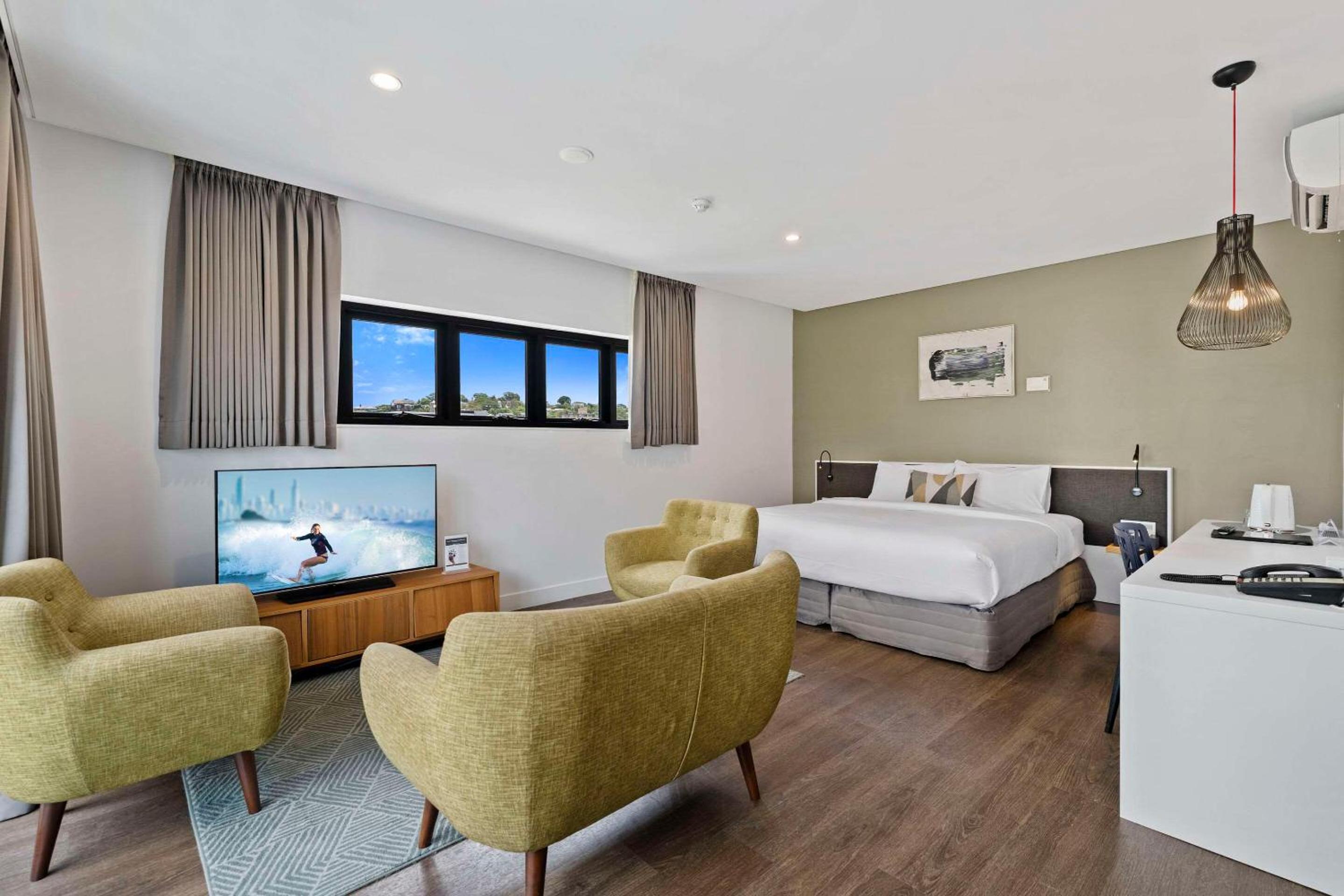 Executive King Suite with Balcony - Non-Smoking thumbnail 6