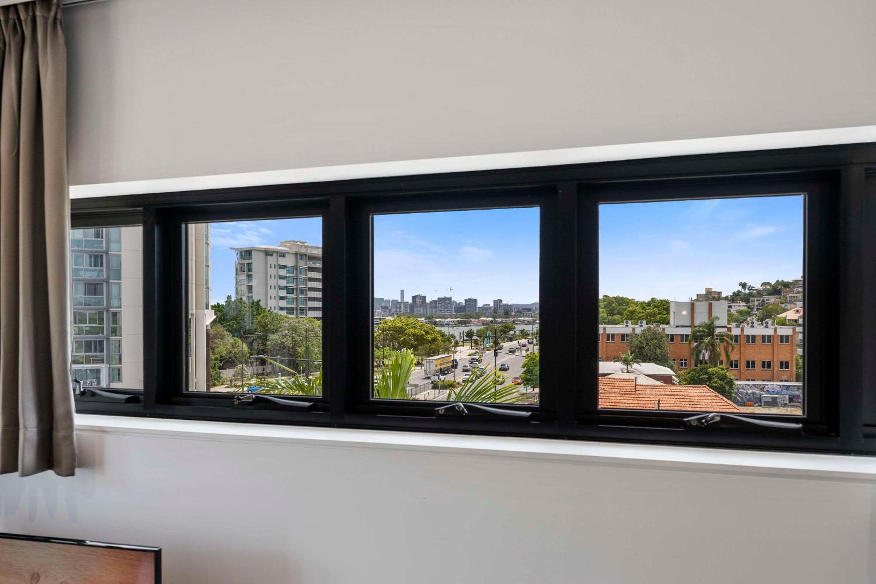 Executive King Suite with Balcony - Non-Smoking thumbnail 6