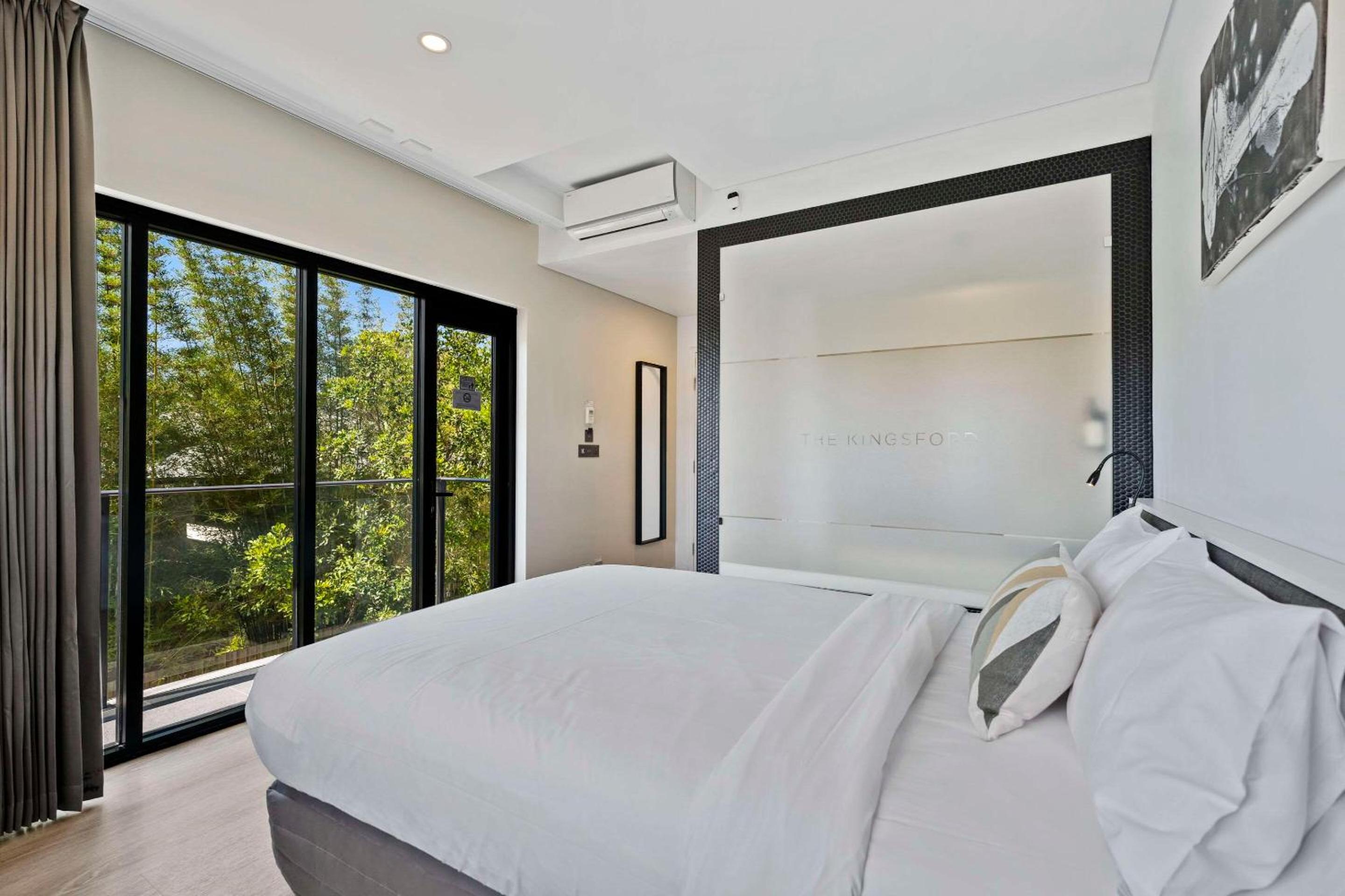 Corner Queen Suite with Balcony - Non-Smoking