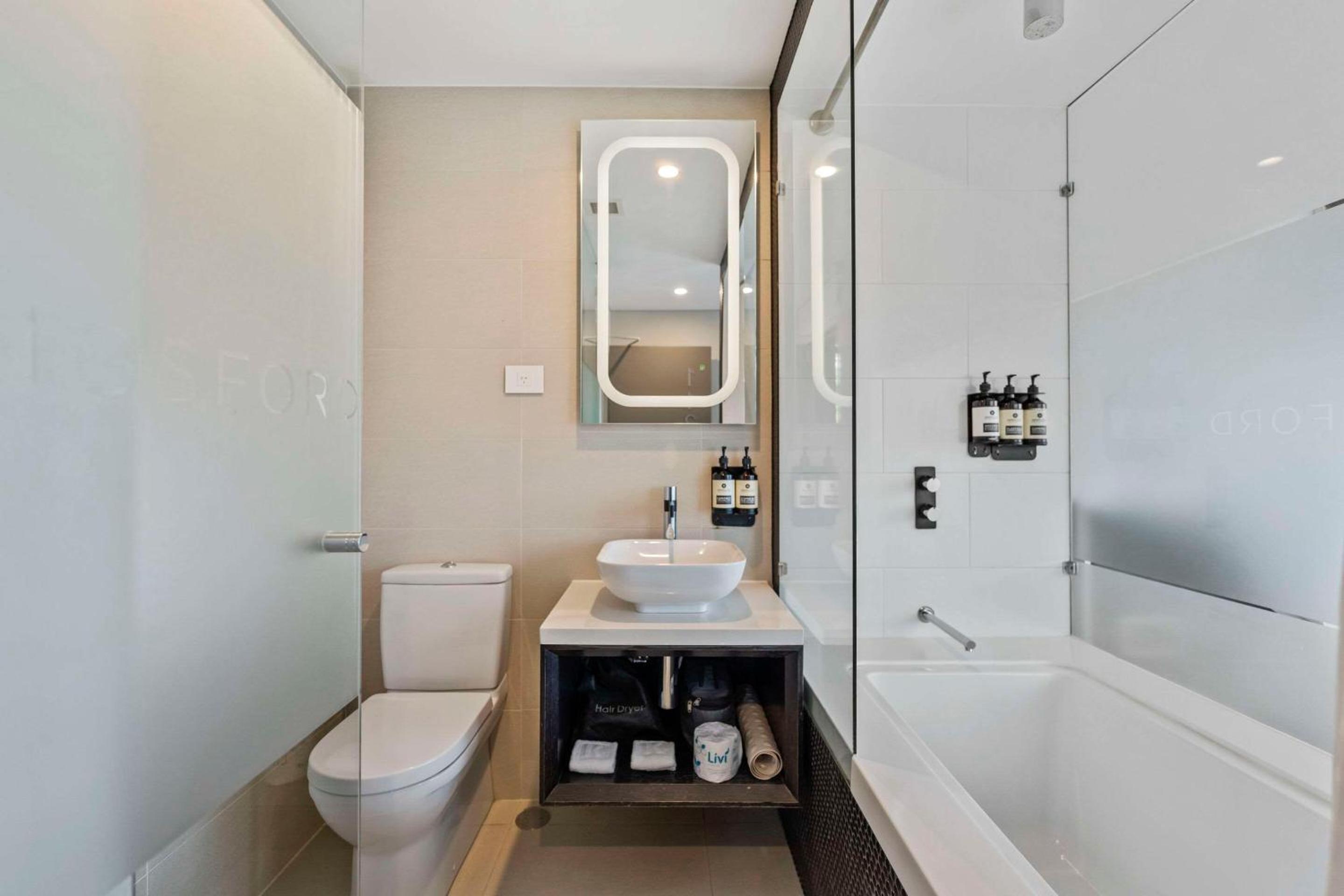 Corner Queen Suite with Balcony - Non-Smoking