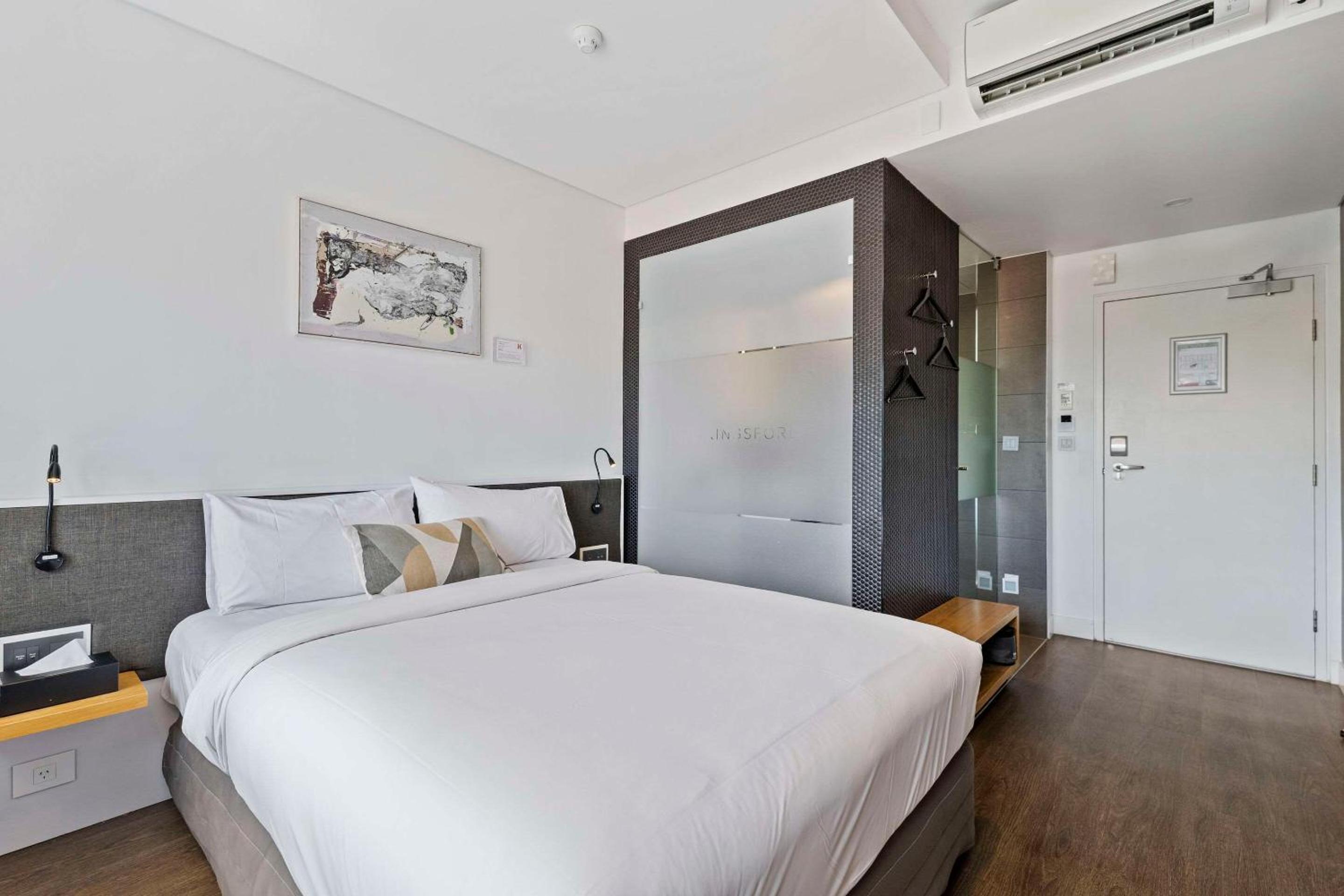 Standard Queen Room - Non-Smoking