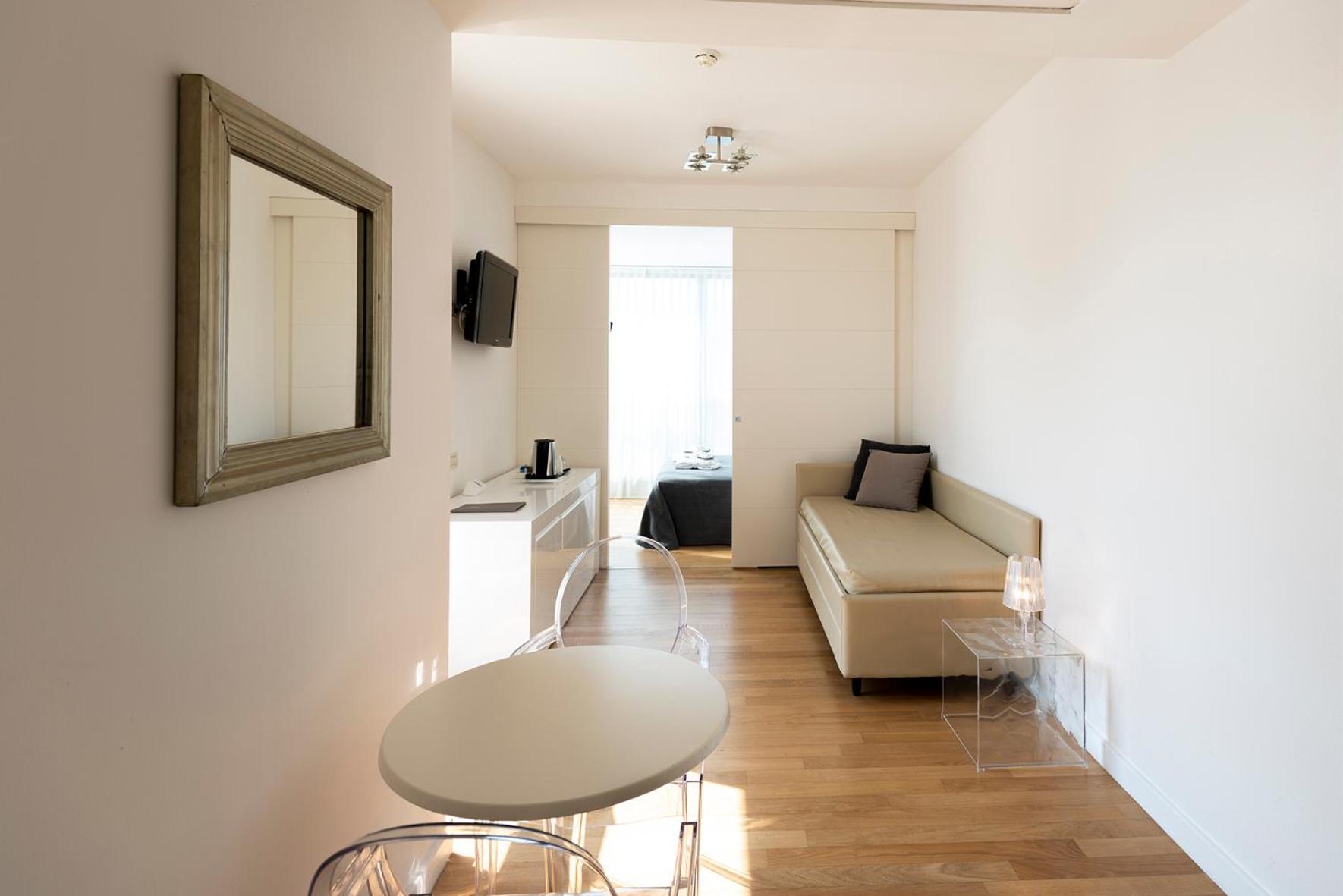 Deluxe Suite with Sea View - Photo 5