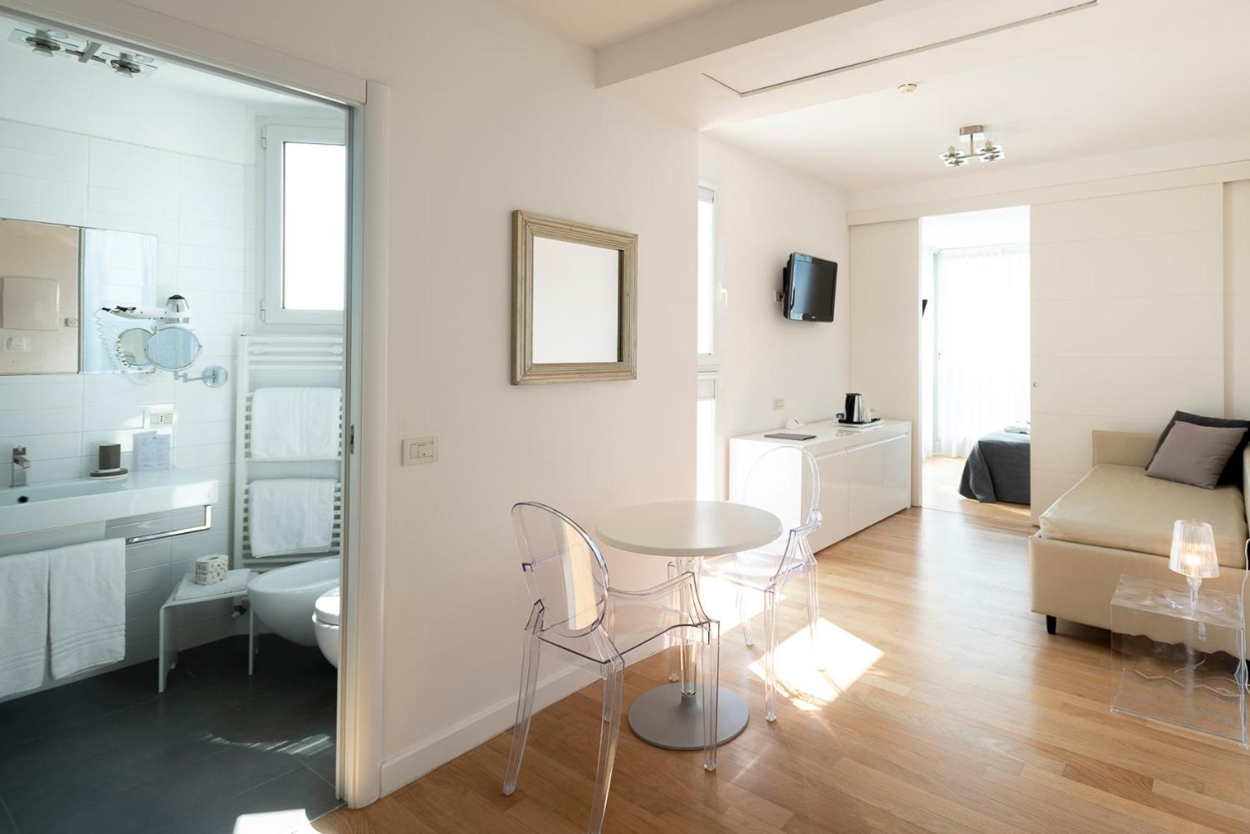 Deluxe Suite with Sea View - Photo 6