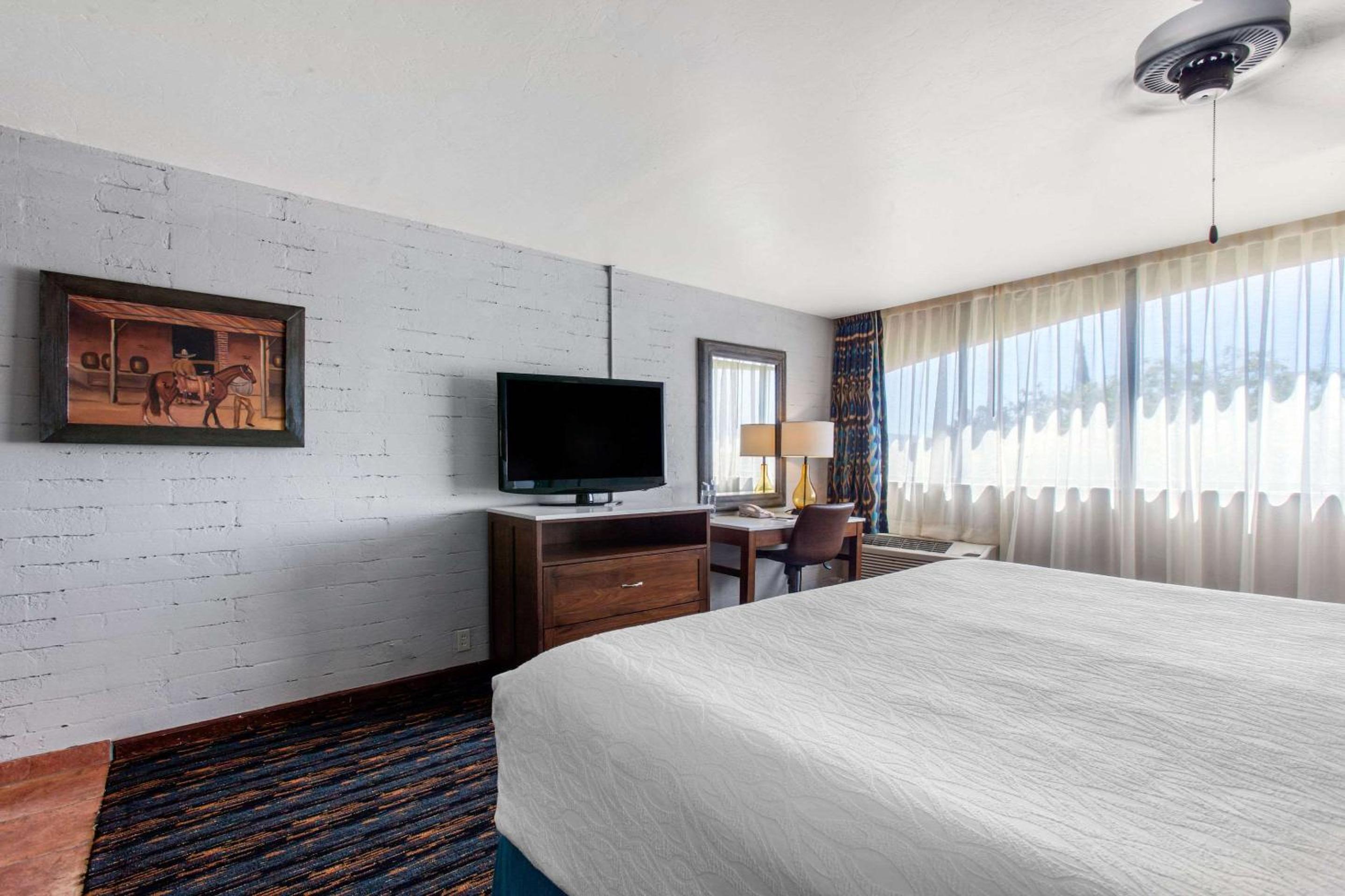 King Room - Non-Smoking - Photo 3