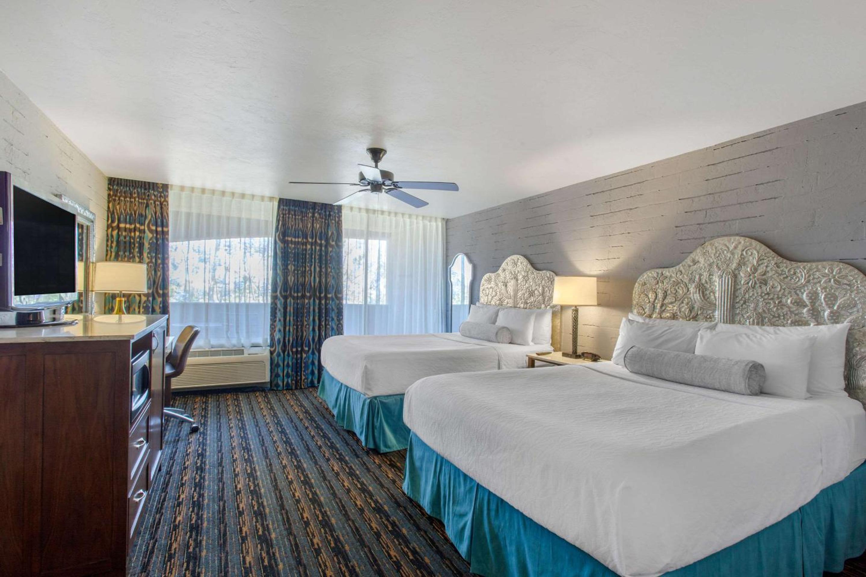 Queen Room with Two Queen Beds with Balcony - Non-Smoking - Photo 1