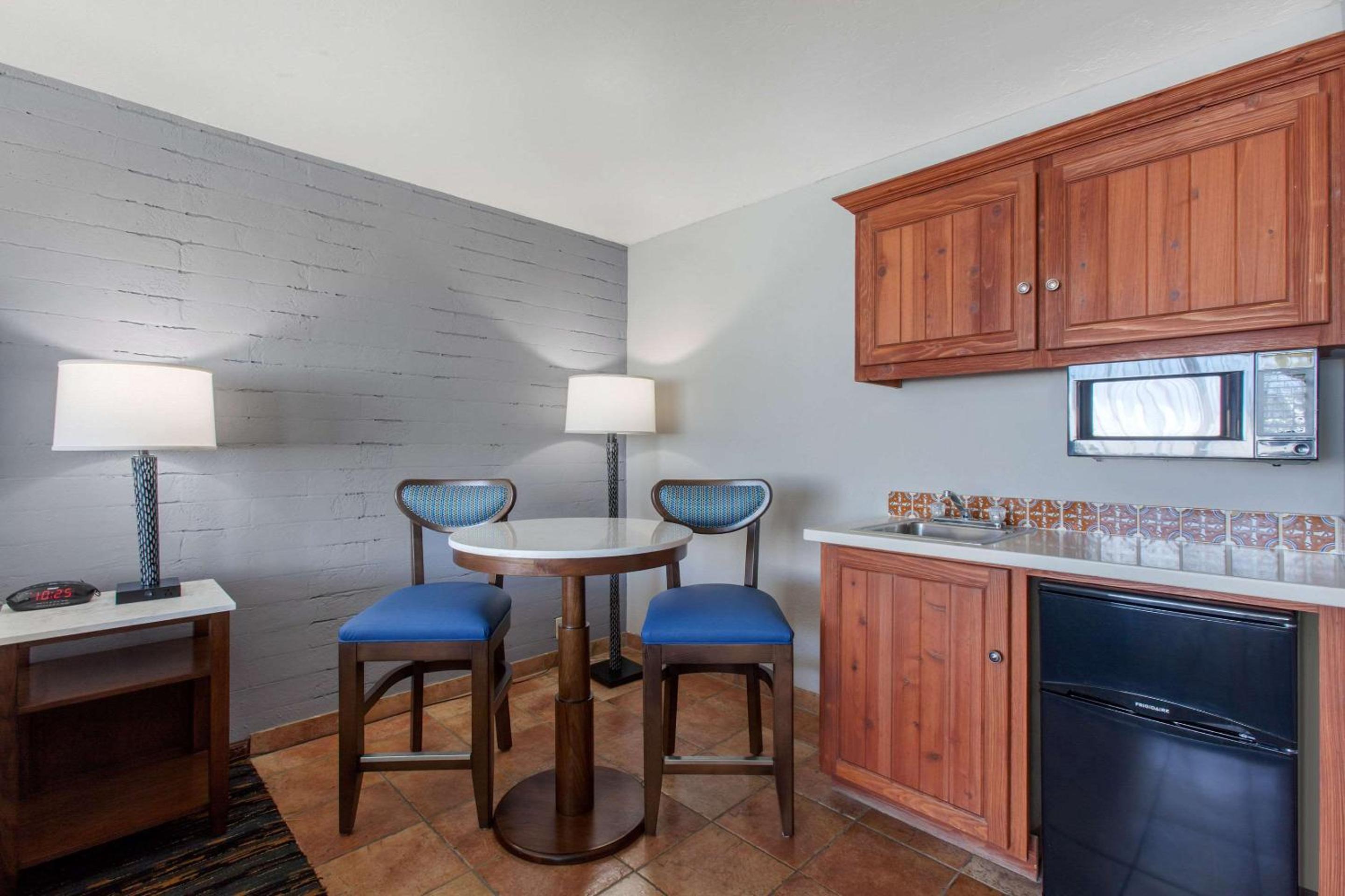 King Room - Non-Smoking - Photo 2